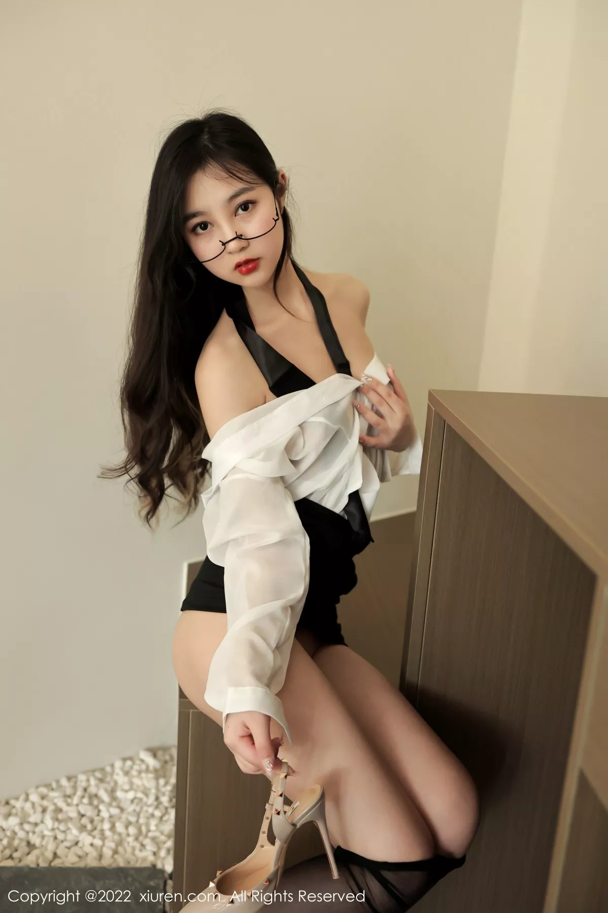 [XiuRen秀人网]第5117期_模特谢晚晚性感白T配黑色短裙露超薄黑丝秀翘臀美腿诱惑写真83P