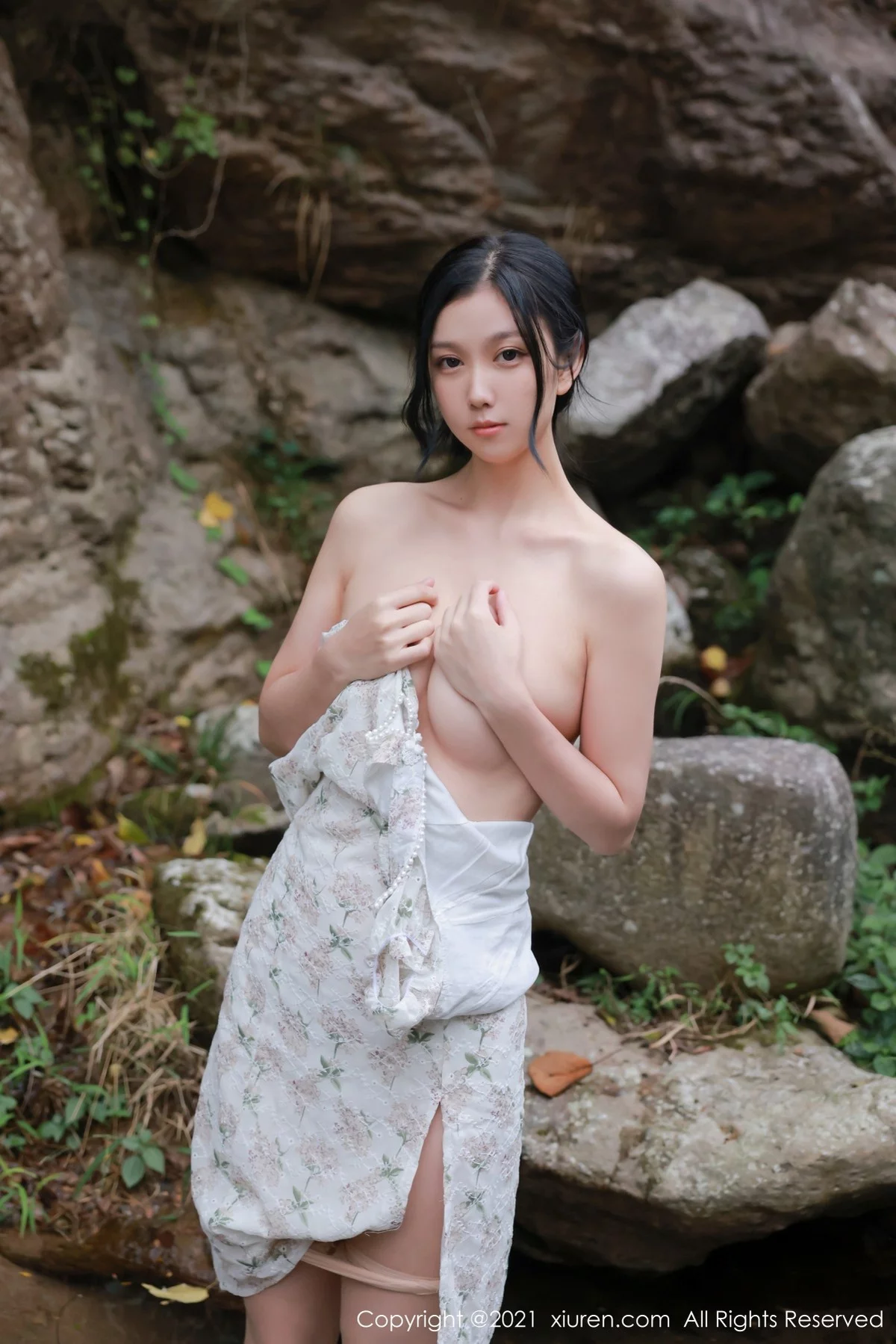 [[XiuRen秀人网]秀人网]No.4229_模特李雅柔大理旅拍户外山间性感服饰配肉丝裤袜撩人诱惑写真48P