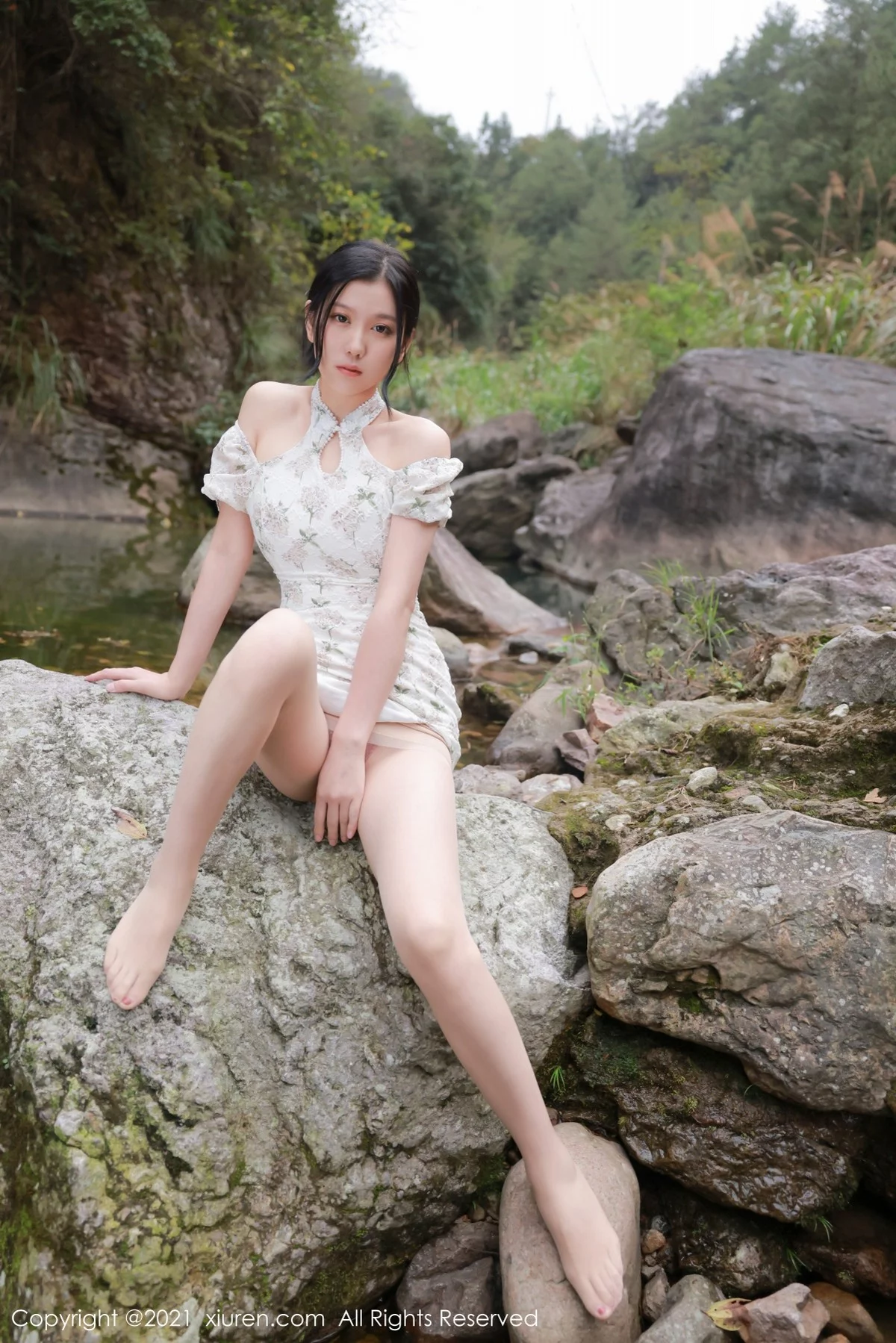 [[XiuRen秀人网]秀人网]No.4229_模特李雅柔大理旅拍户外山间性感服饰配肉丝裤袜撩人诱惑写真48P
