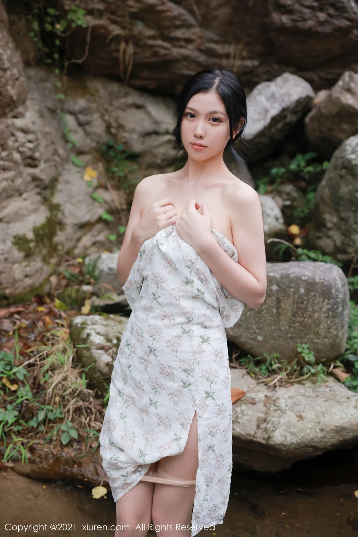 [[XiuRen秀人网]秀人网]No.4229_模特李雅柔大理旅拍户外山间性感服饰配肉丝裤袜撩人诱惑写真48P