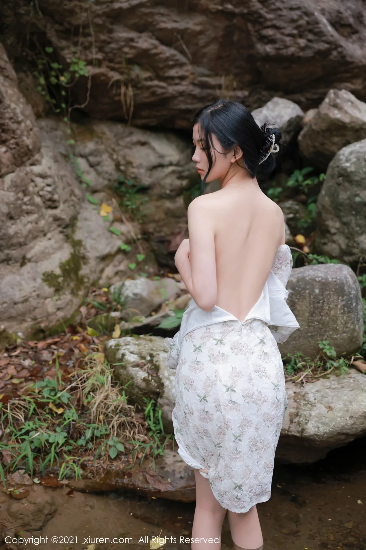 [[XiuRen秀人网]秀人网]No.4229_模特李雅柔大理旅拍户外山间性感服饰配肉丝裤袜撩人诱惑写真48P