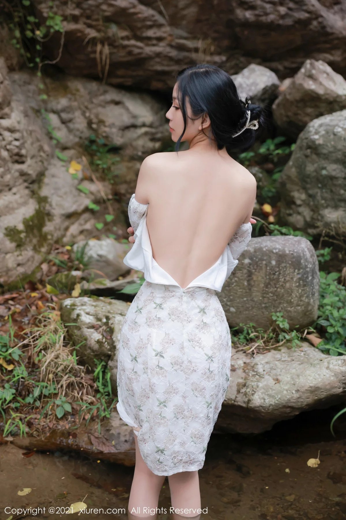 [[XiuRen秀人网]秀人网]No.4229_模特李雅柔大理旅拍户外山间性感服饰配肉丝裤袜撩人诱惑写真48P