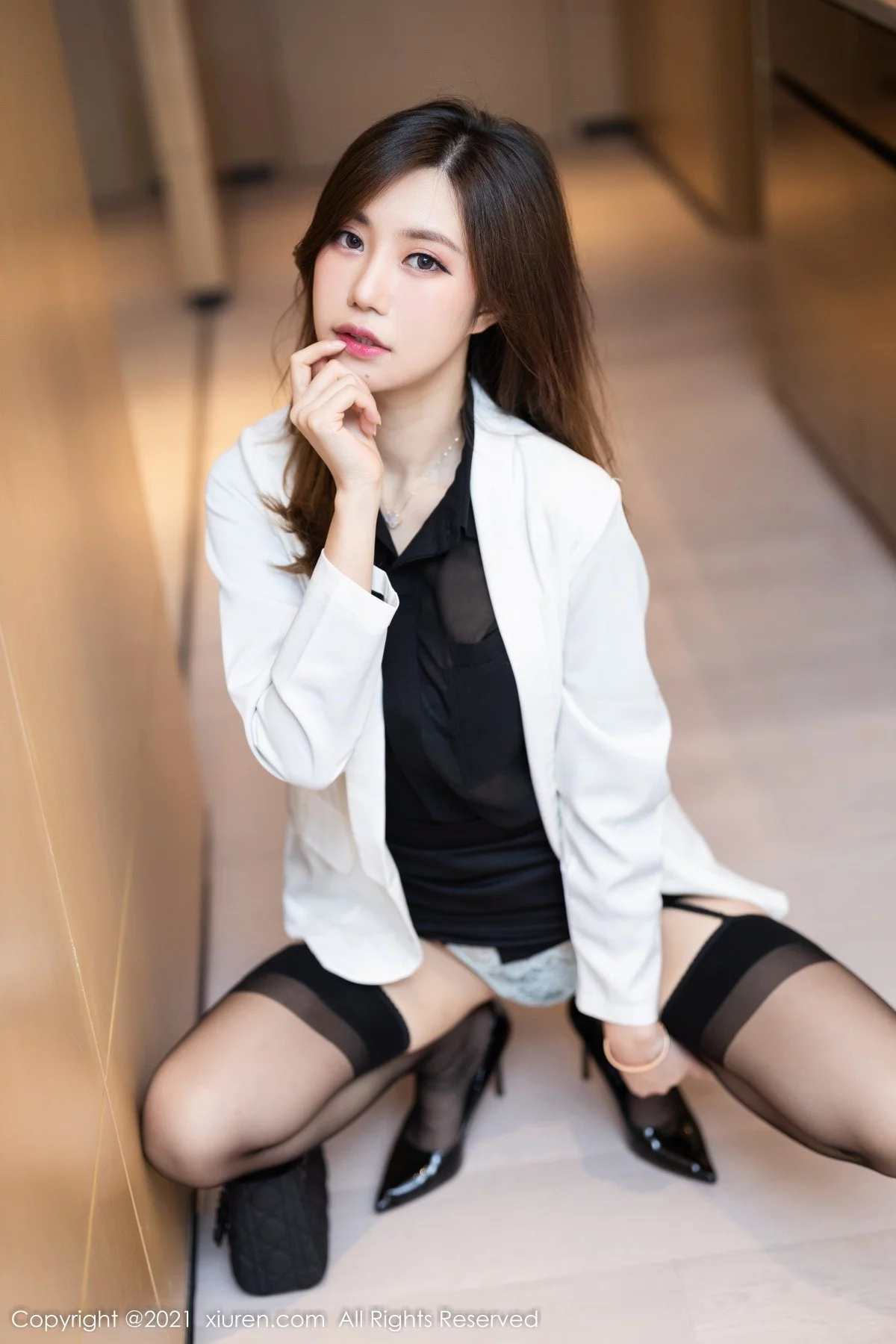 [[XiuRen秀人网]秀人网]No.4285_女神绮里嘉ula脱职业装露缕空情趣内衣配蕾丝吊袜撩人诱惑写真68P