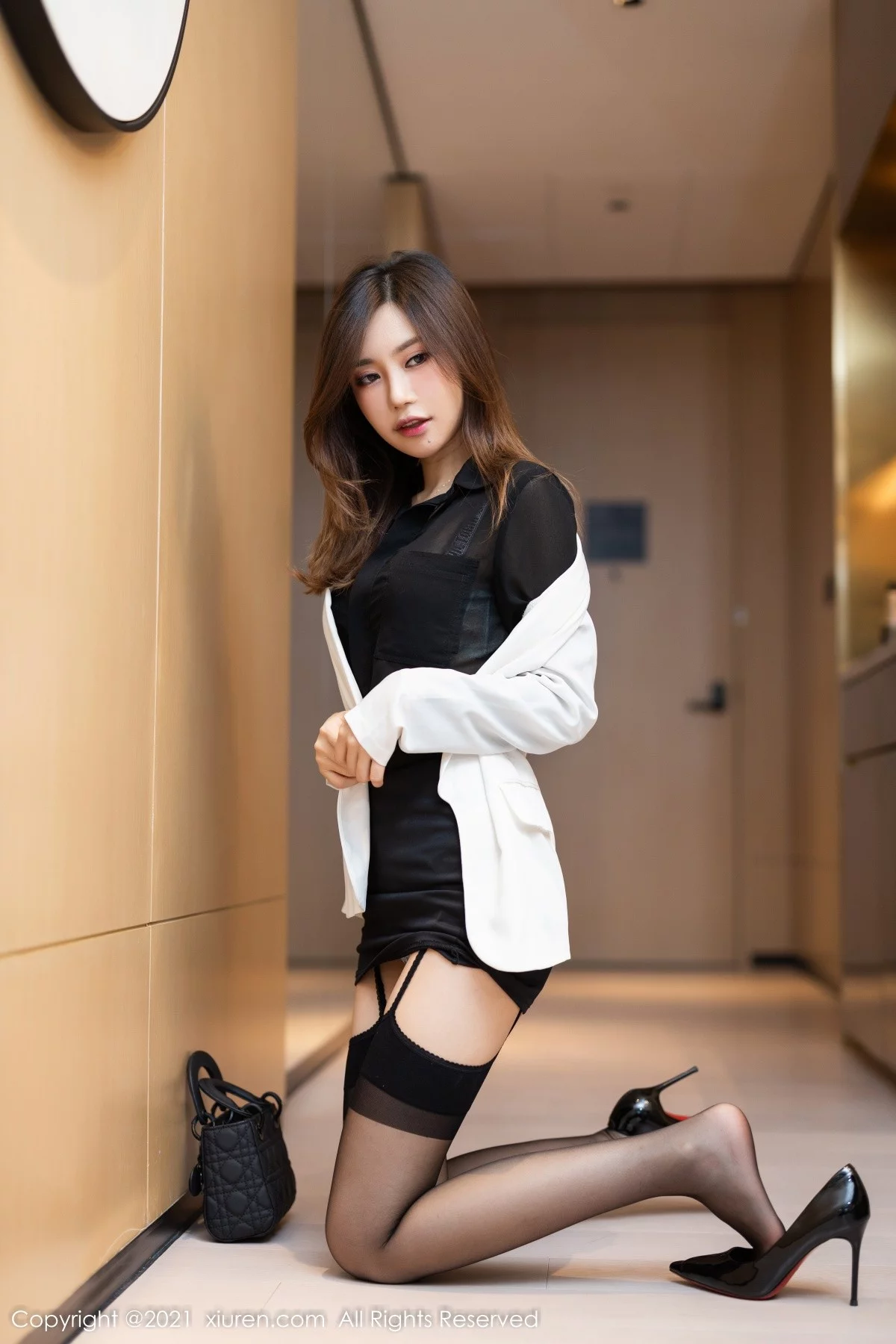 [[XiuRen秀人网]秀人网]No.4285_女神绮里嘉ula脱职业装露缕空情趣内衣配蕾丝吊袜撩人诱惑写真68P