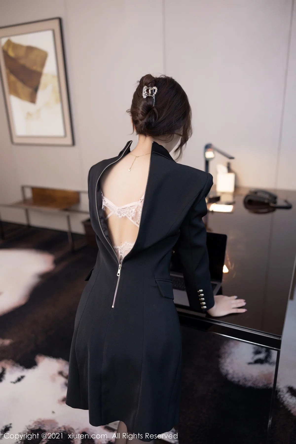 [[XiuRen秀人网]秀人网]No.4293_女神王馨瑶yanni半脱职业装露精致粉色内衣配开档黑丝诱惑写真81P
