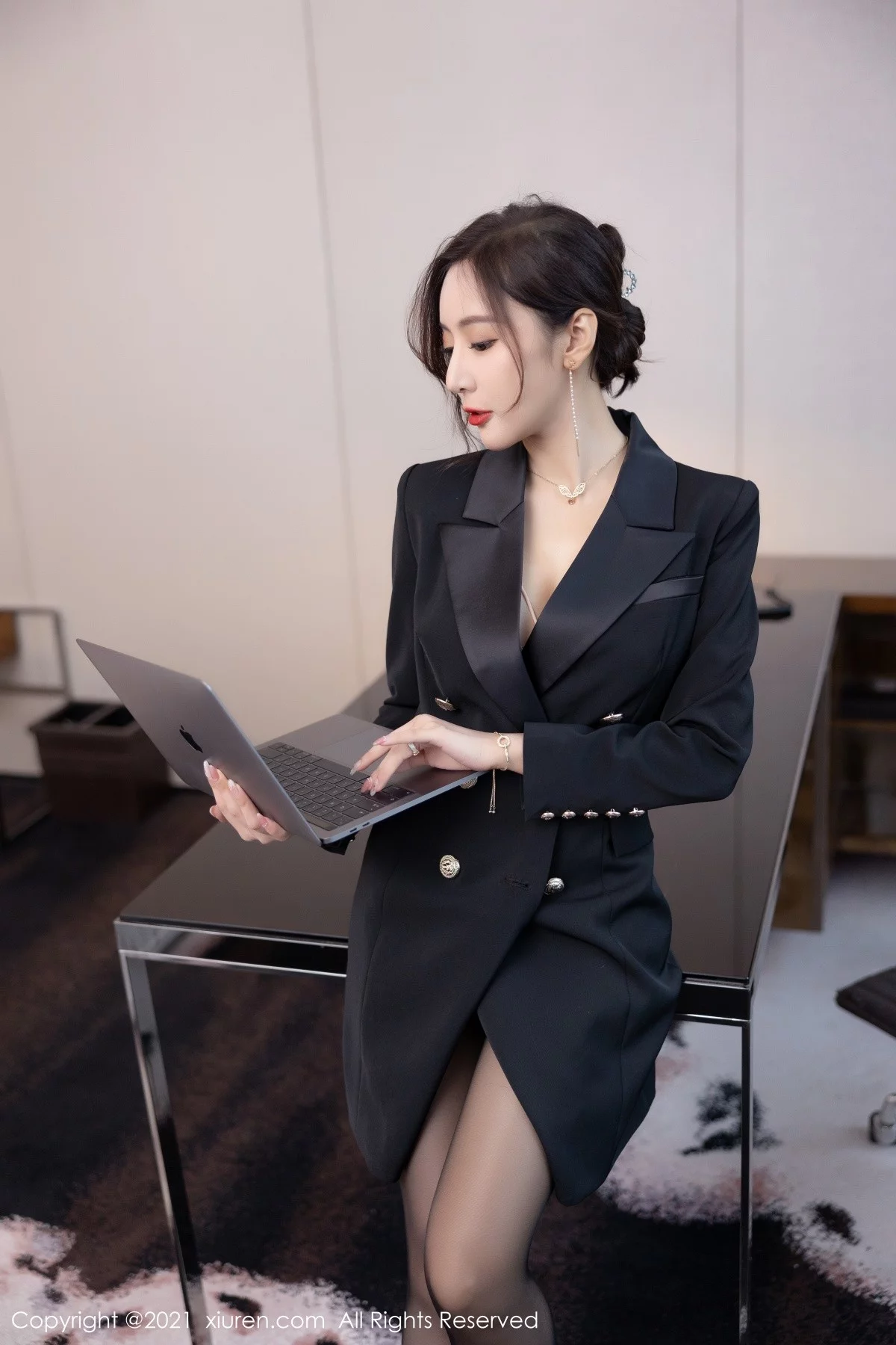 [[XiuRen秀人网]秀人网]No.4293_女神王馨瑶yanni半脱职业装露精致粉色内衣配开档黑丝诱惑写真81P
