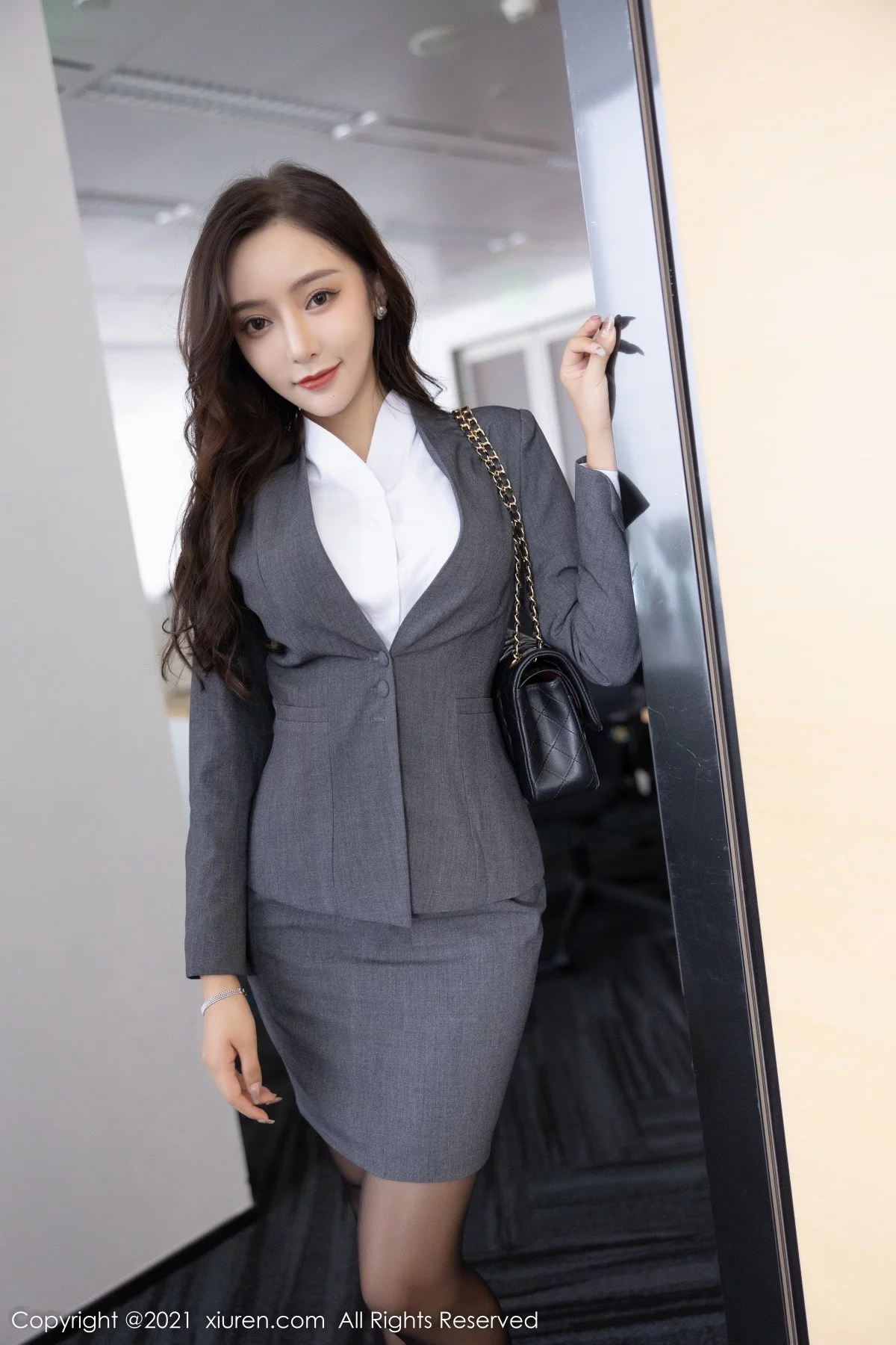 [[XiuRen秀人网]秀人网]No.4304_女神王馨瑶yanni办公室主题蓝色内衣配超薄黑丝秀翘臀诱惑写真101P