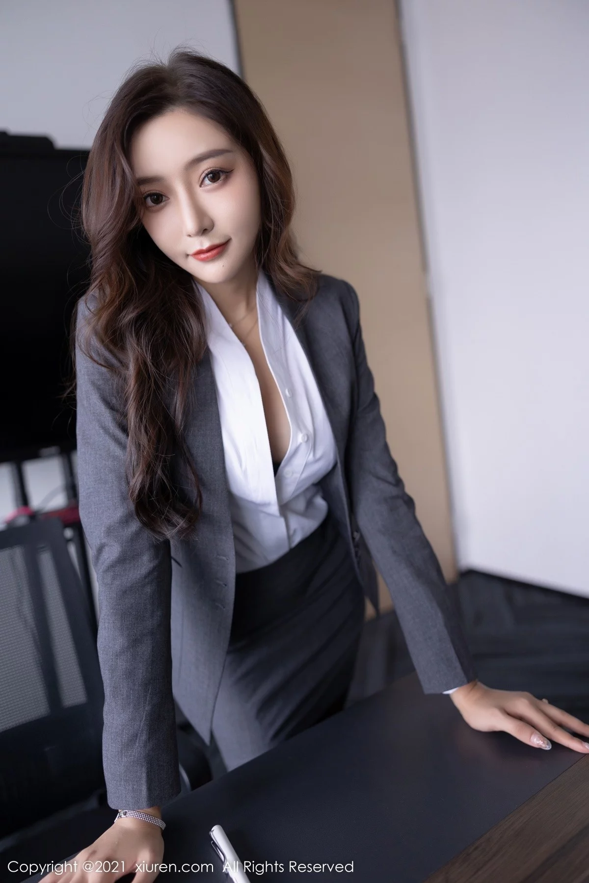 [[XiuRen秀人网]秀人网]No.4304_女神王馨瑶yanni办公室主题蓝色内衣配超薄黑丝秀翘臀诱惑写真101P