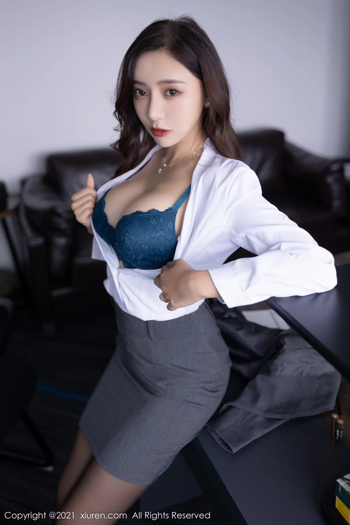 [[XiuRen秀人网]秀人网]No.4304_女神王馨瑶yanni办公室主题蓝色内衣配超薄黑丝秀翘臀诱惑写真101P