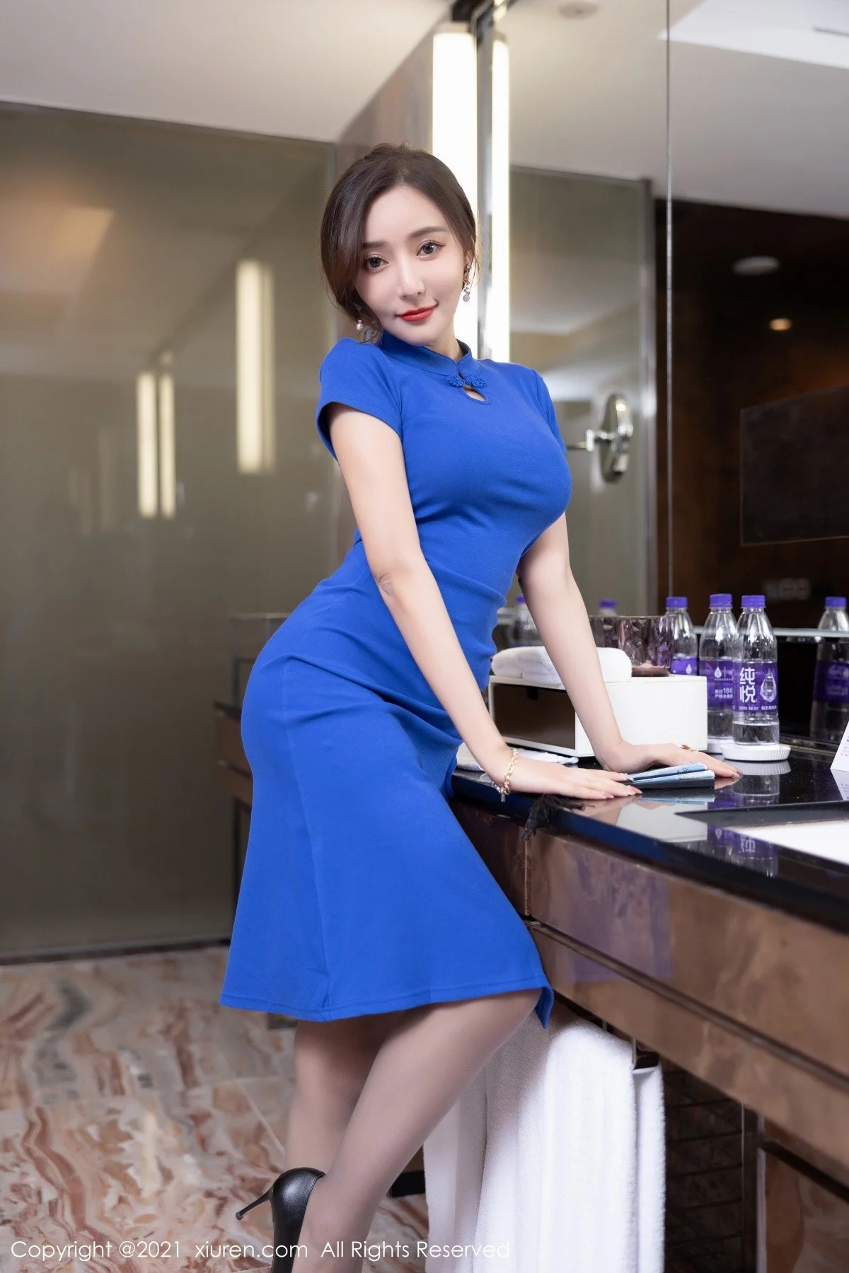 [[XiuRen秀人网]秀人网]No.4242_女神王馨瑶yanni脱蓝色古韵旗袍露性感内衣秀完美身材诱惑写真90P