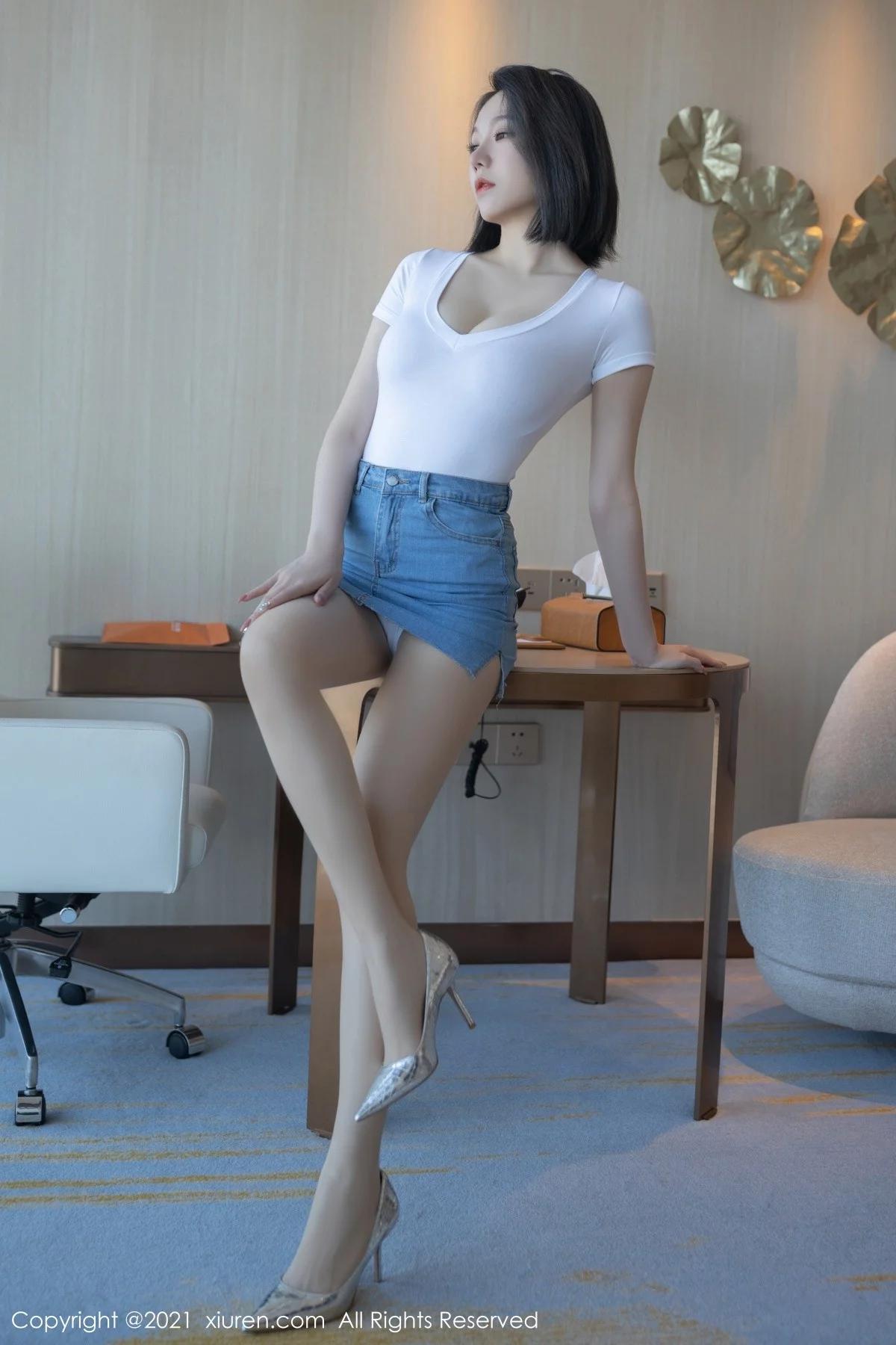 [[XiuRen秀人网]秀人网]No.4336_模特安然Maleah重庆旅拍脱牛仔短裙露白色高叉连体衣诱惑写真80P