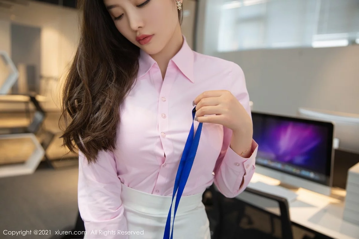 [[XiuRen秀人网]秀人网]No.4341_女神杨晨晨Yome私房性感粉色服饰配无内肉丝裤袜撩人诱惑写真80P