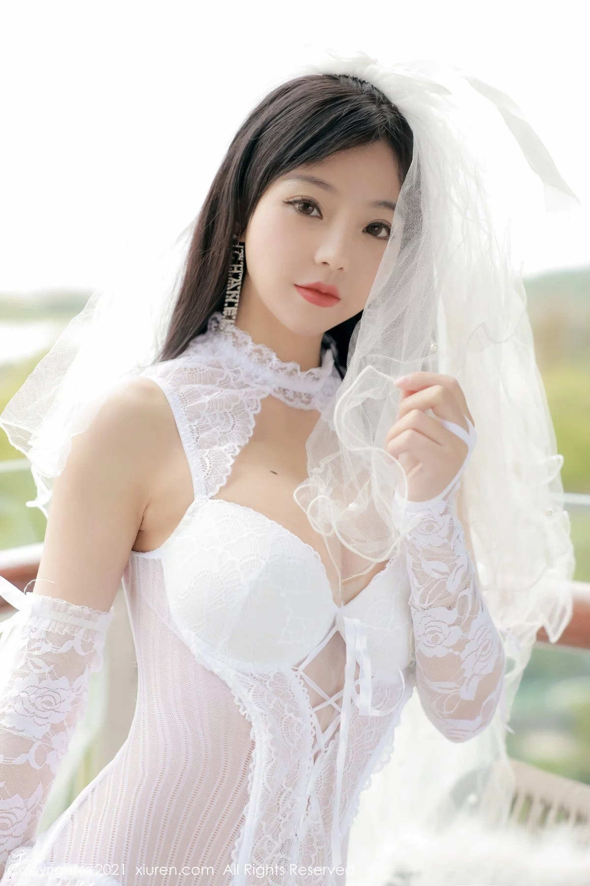 [[XiuRen秀人网]秀人网]No.4339_模特佘贝拉bella大理旅拍私房性感纯白婚纱配蕾丝吊袜诱惑写真48P