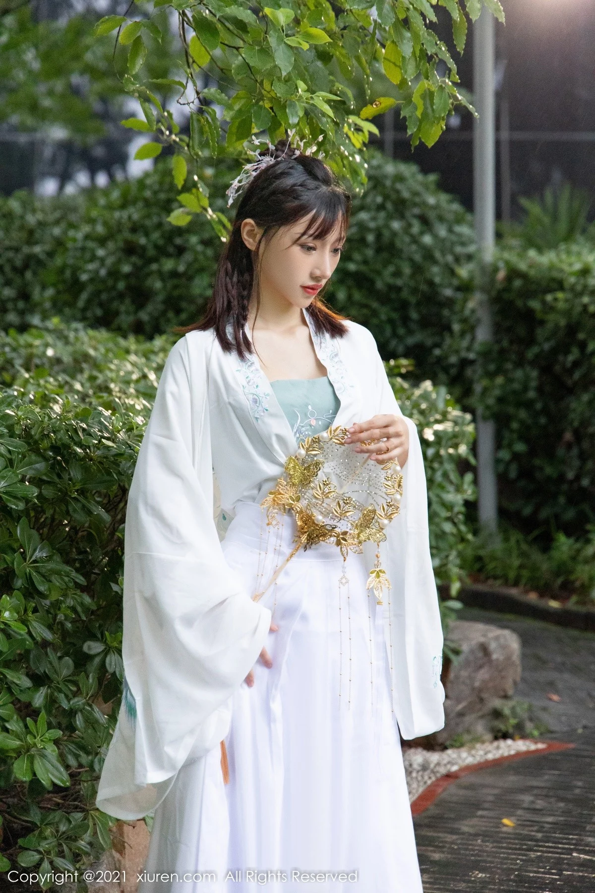 [[XiuRen秀人网]秀人网]No.4344_模特西门小玉古装服饰主题私房半脱白色长衫秀凹凸身材诱惑写真53P