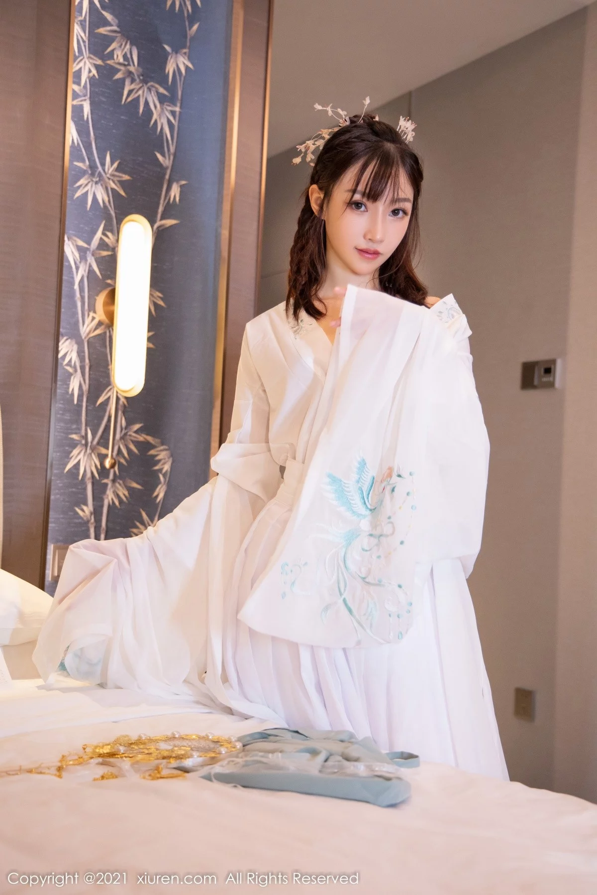 [[XiuRen秀人网]秀人网]No.4344_模特西门小玉古装服饰主题私房半脱白色长衫秀凹凸身材诱惑写真53P