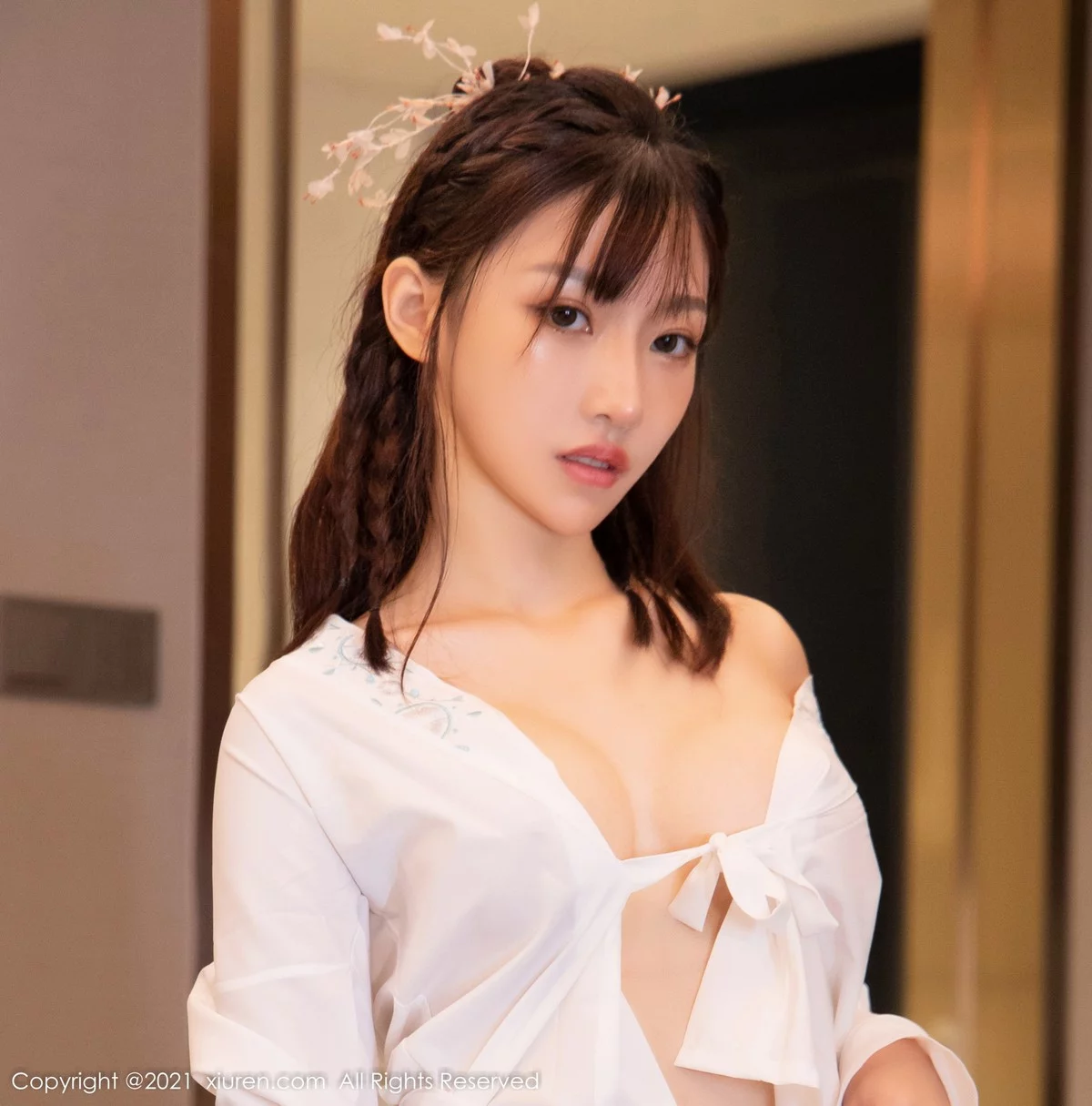 [[XiuRen秀人网]秀人网]No.4344_模特西门小玉古装服饰主题私房半脱白色长衫秀凹凸身材诱惑写真53P