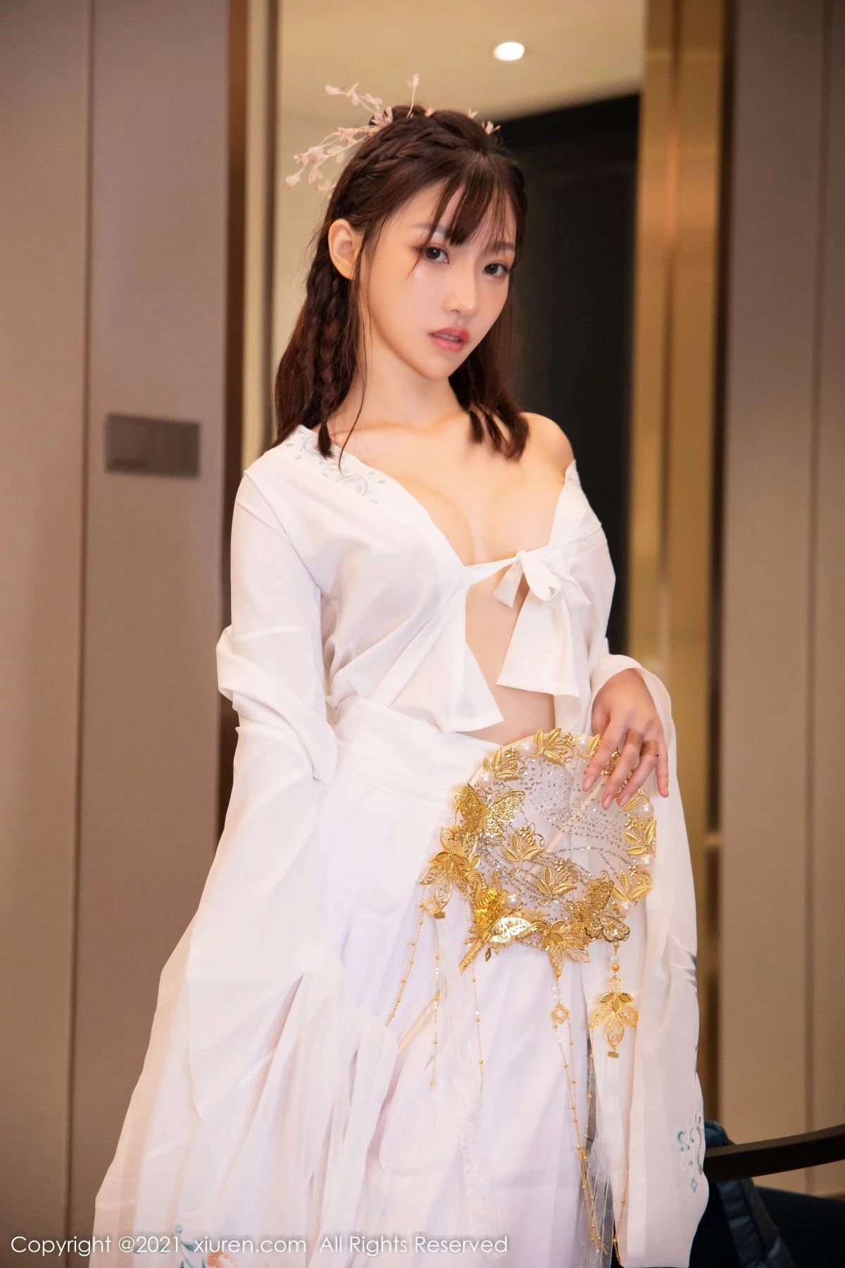 [[XiuRen秀人网]秀人网]No.4344_模特西门小玉古装服饰主题私房半脱白色长衫秀凹凸身材诱惑写真53P