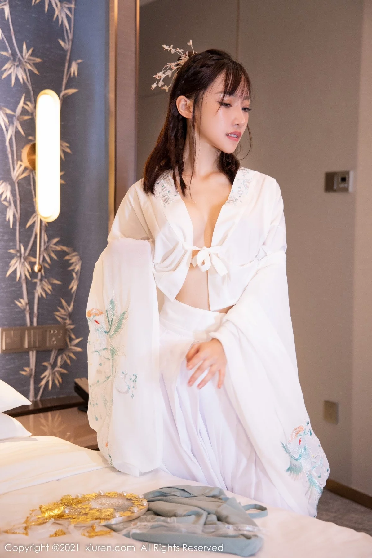 [[XiuRen秀人网]秀人网]No.4344_模特西门小玉古装服饰主题私房半脱白色长衫秀凹凸身材诱惑写真53P