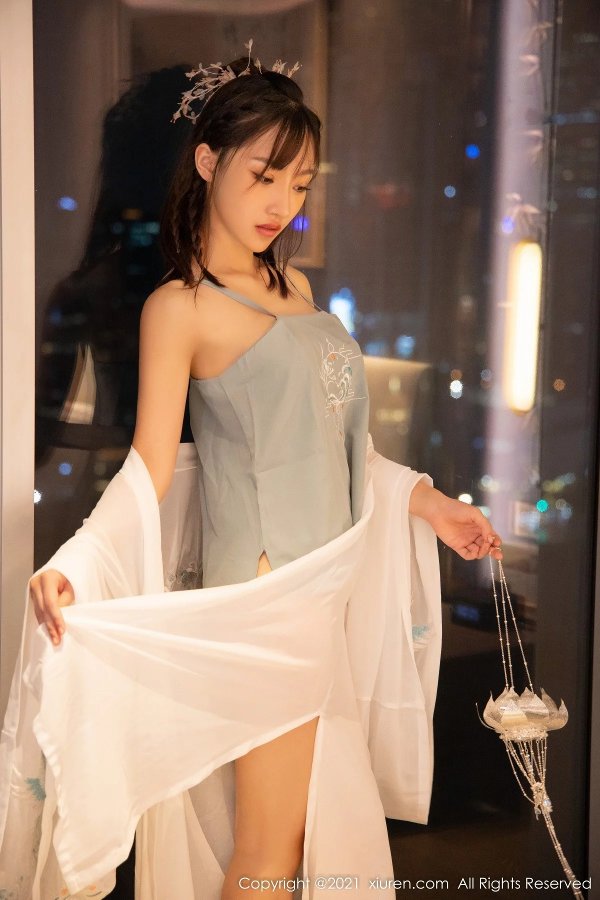 [[XiuRen秀人网]秀人网]No.4344_模特西门小玉古装服饰主题私房半脱白色长衫秀凹凸身材诱惑写真53P