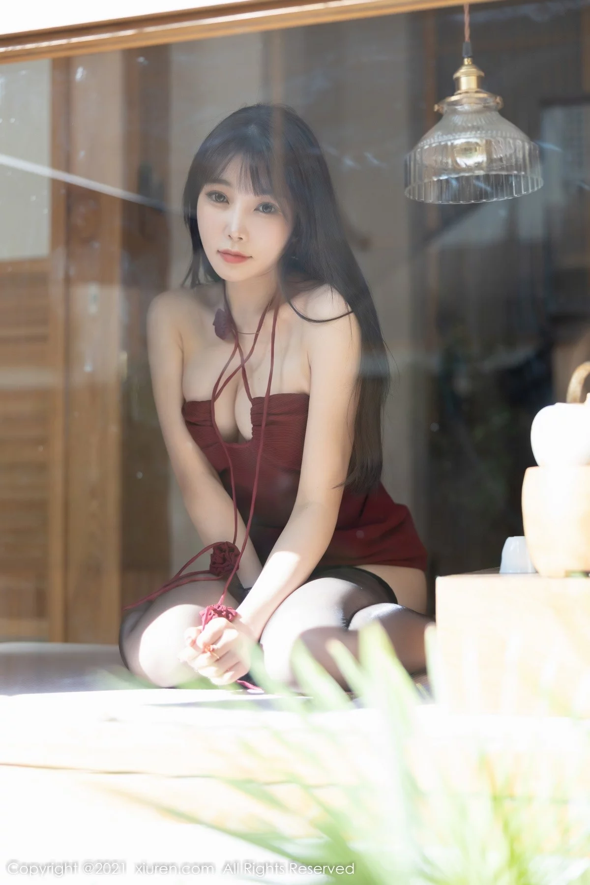 [[XiuRen秀人网]秀人网]No.4348_女神芝芝Booty脱深红色上衣露红色情趣内衣配蕾丝吊袜诱惑写真95P