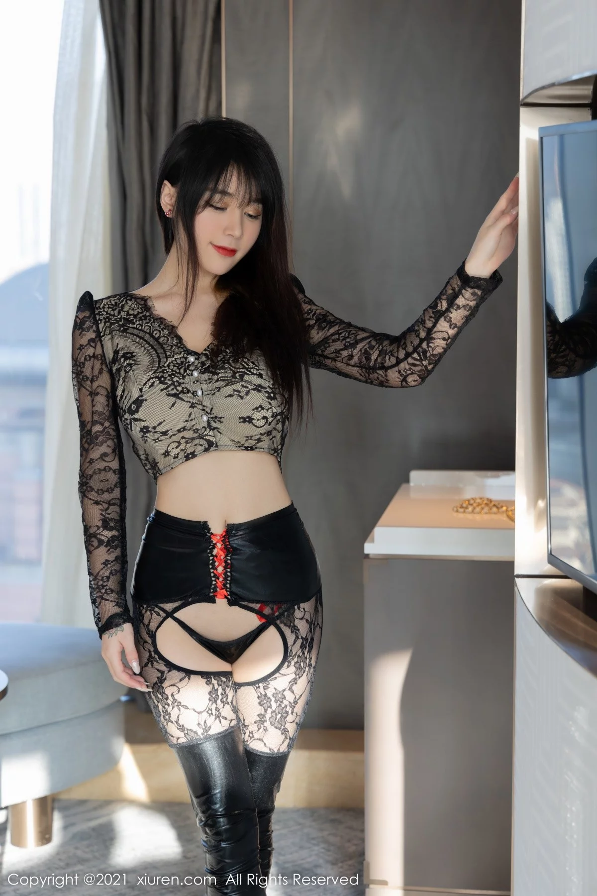 [[XiuRen秀人网]秀人网]No.4342_模特美七Mia青海旅拍私房黑色情趣内衣半脱露丰乳肥臀诱惑写真69P