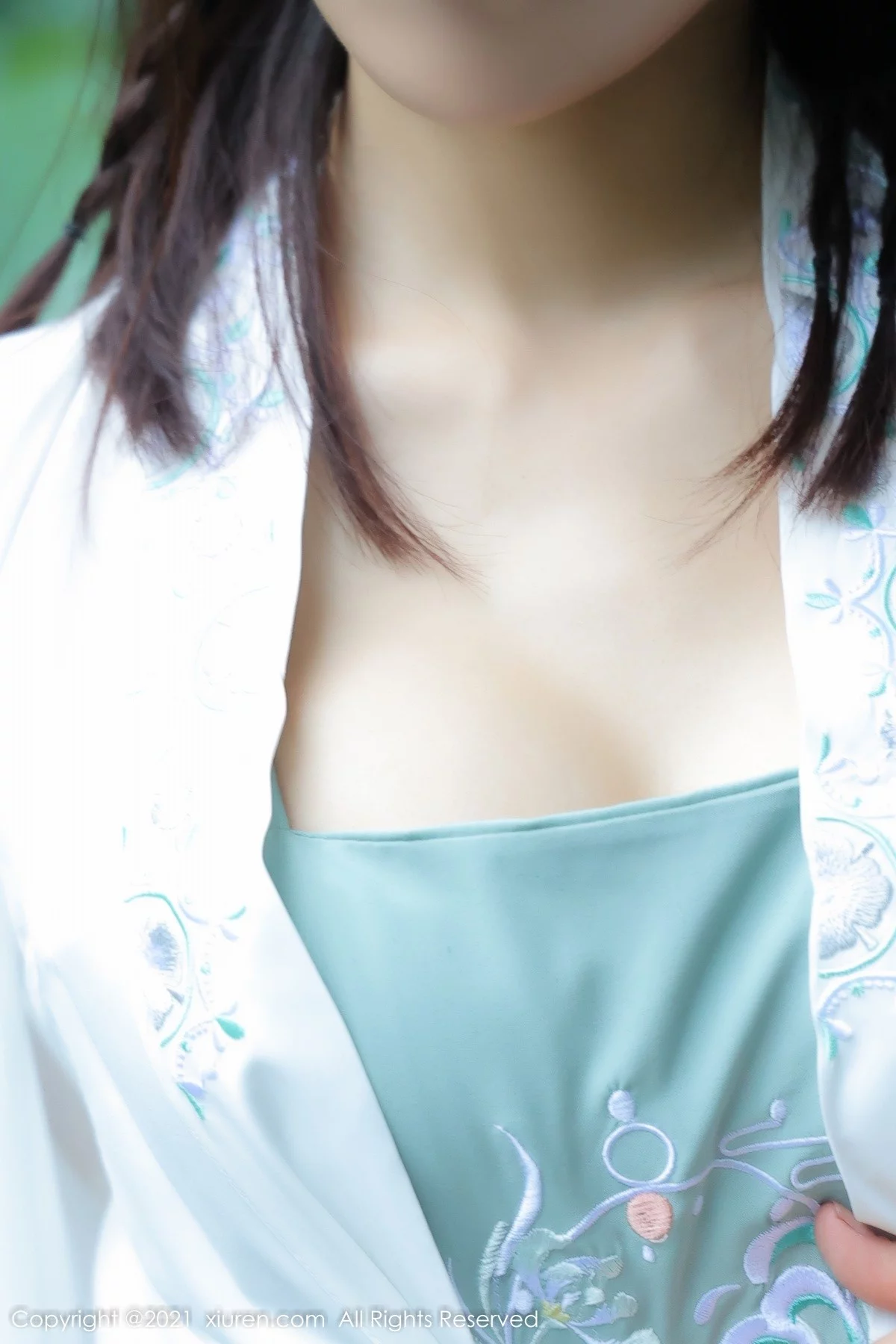 [[XiuRen秀人网]秀人网]No.4344_模特西门小玉古装服饰主题私房半脱白色长衫秀凹凸身材诱惑写真53P