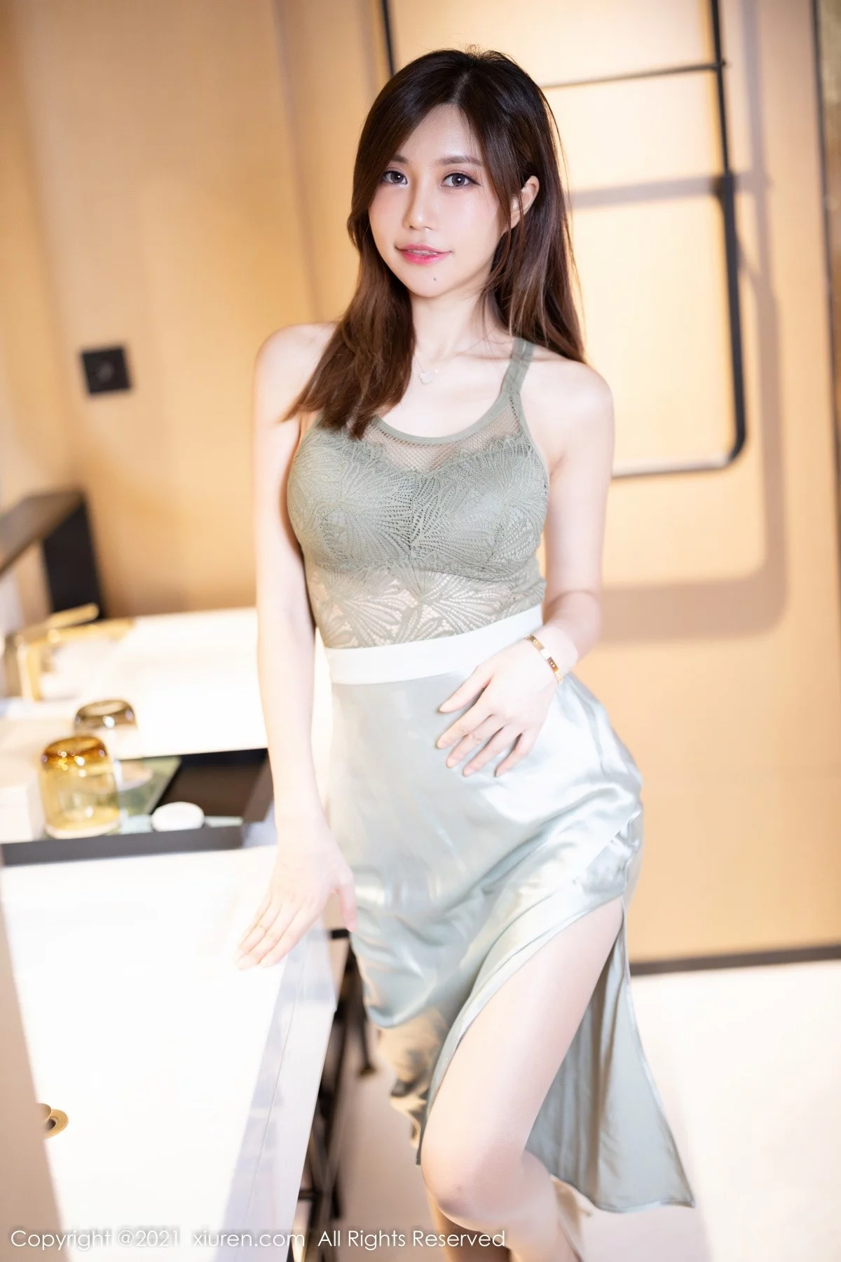 [[XiuRen秀人网]秀人网]No.4353_女神绮里嘉ula私房绿灰网纱衣配灰裙子半脱秀完美身材诱惑写真48P