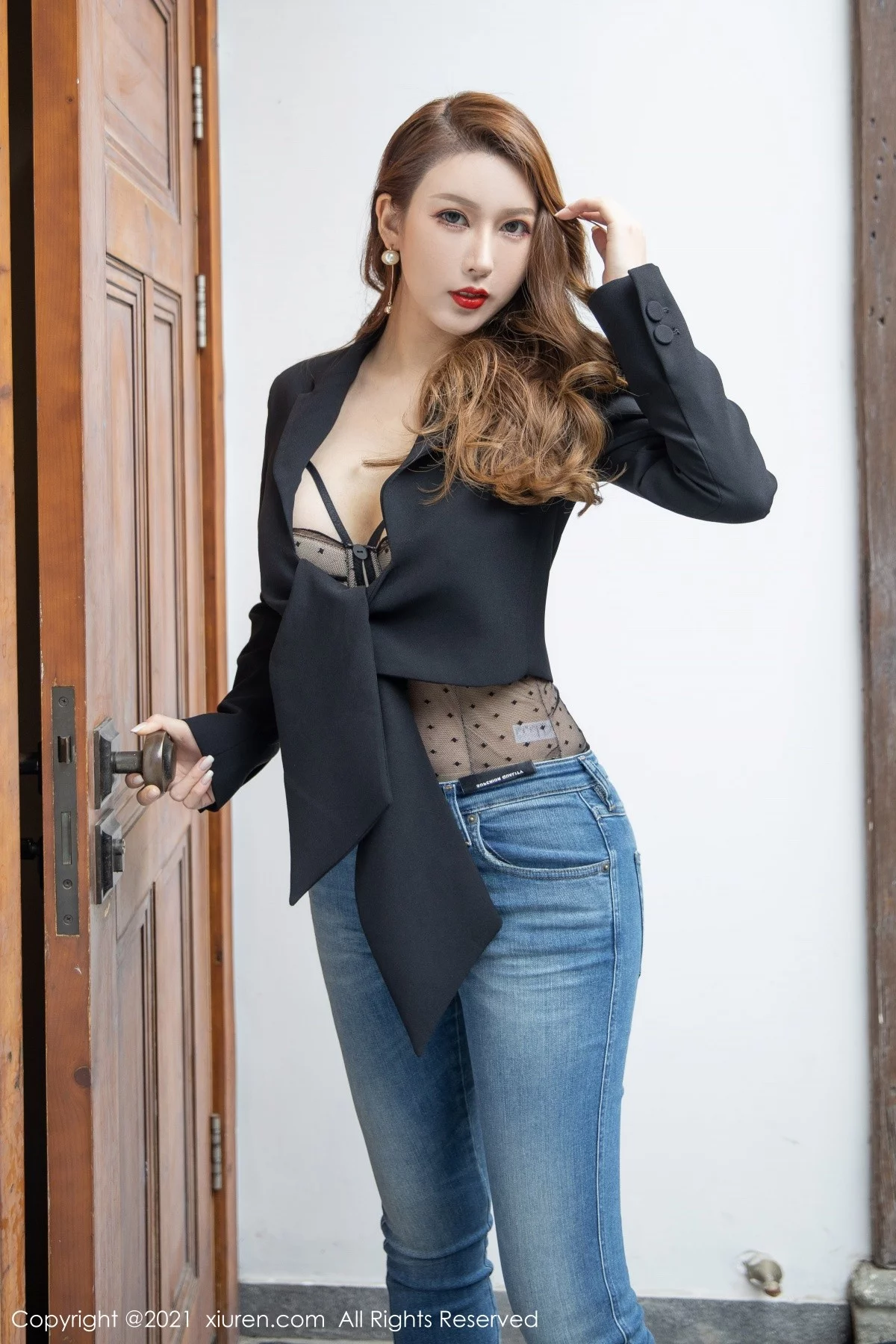 [[XiuRen秀人网]秀人网]No.4262_女神Egg_尤妮丝杭州旅拍脱牛仔裤露连体内衣开档肉丝诱惑写真50P