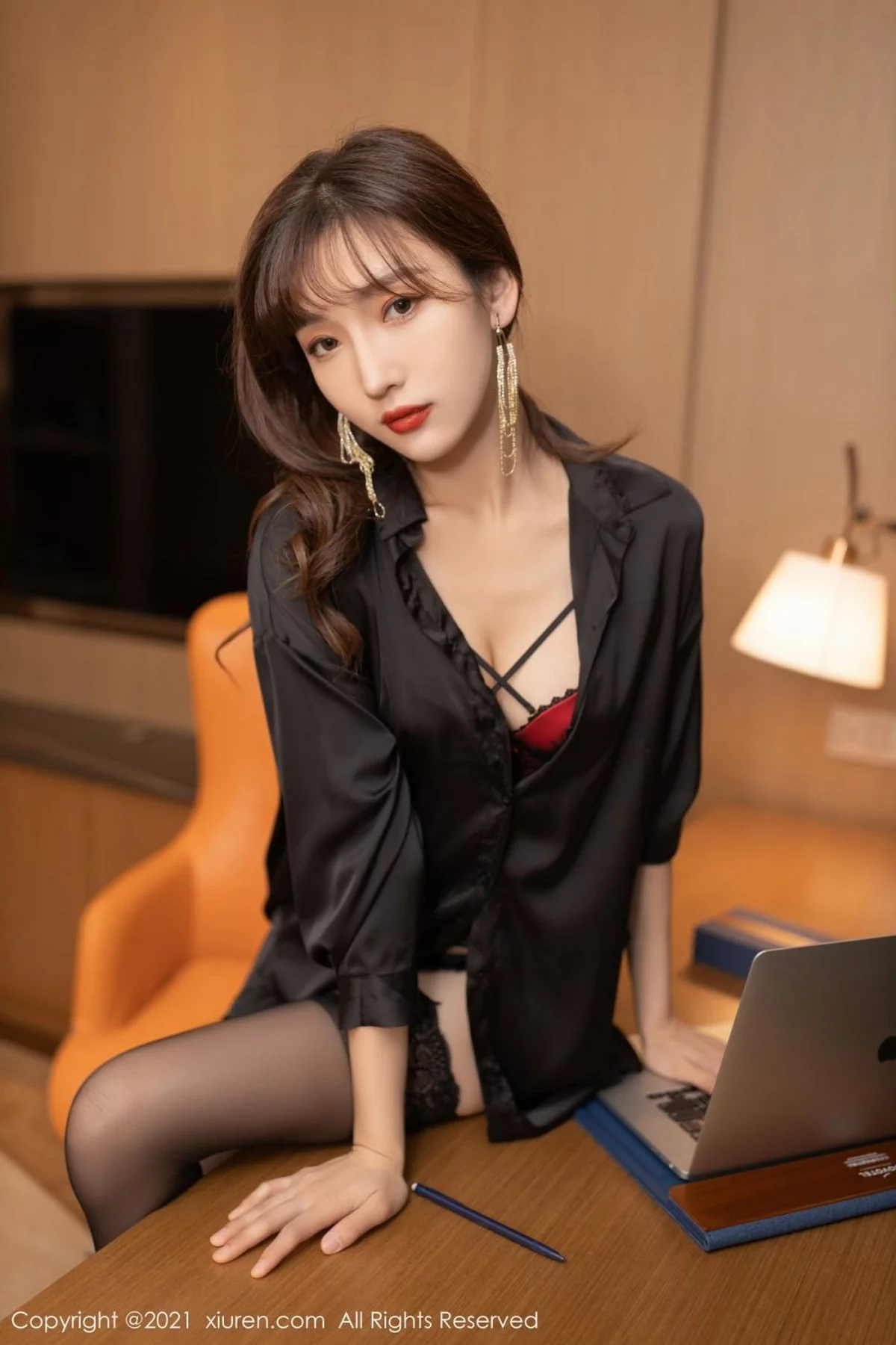 [[XiuRen秀人网]秀人网]No.4396_模特陆萱萱和同事出差主题私房床上黑色蕾丝内衣惹火诱惑写真87P