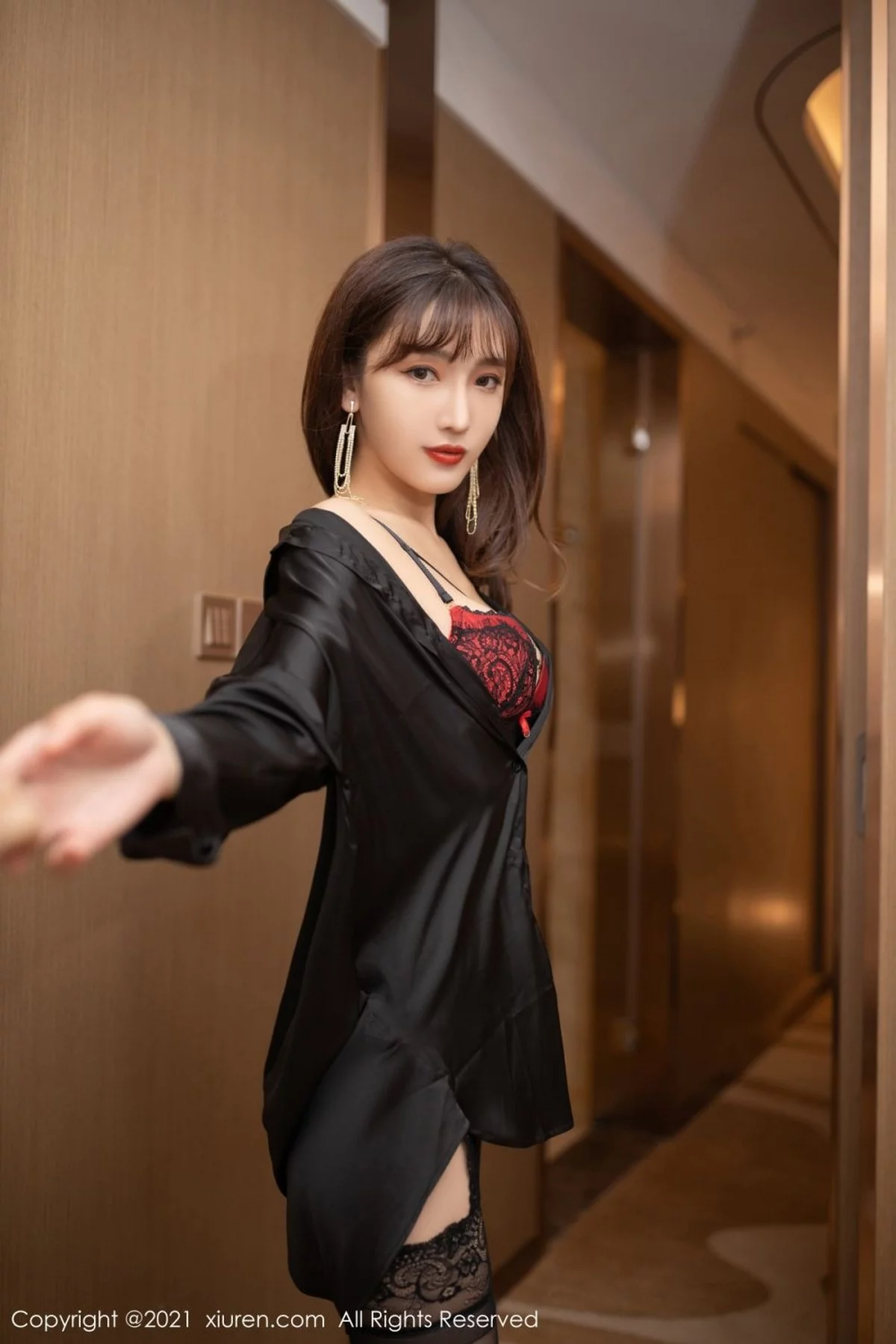 [[XiuRen秀人网]秀人网]No.4396_模特陆萱萱和同事出差主题私房床上黑色蕾丝内衣惹火诱惑写真87P