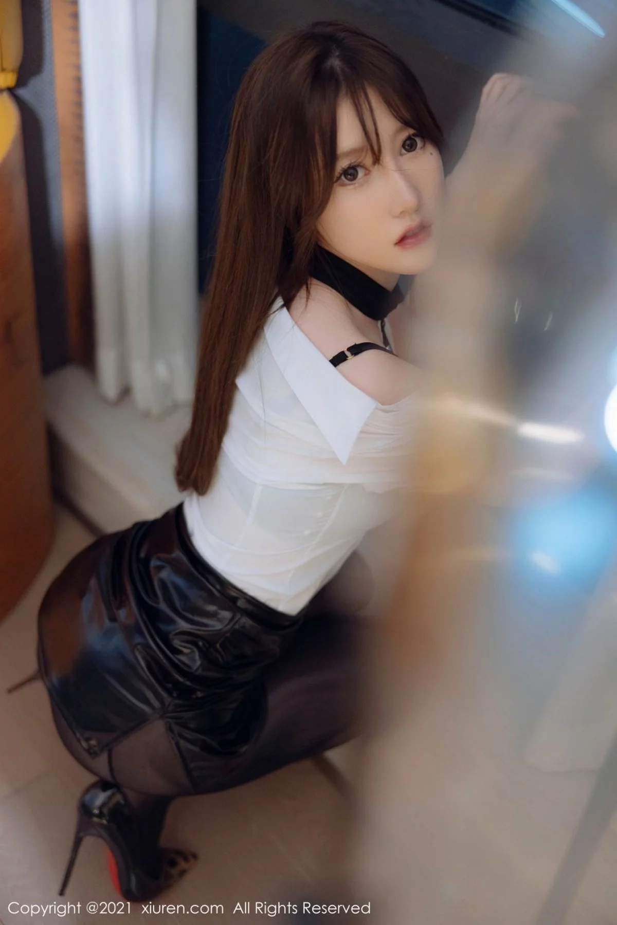 [[XiuRen秀人网]秀人网]No.4395_模特美桃酱脱白T黑色皮裙露精致黑色内衣秀完美身材诱惑写真50P