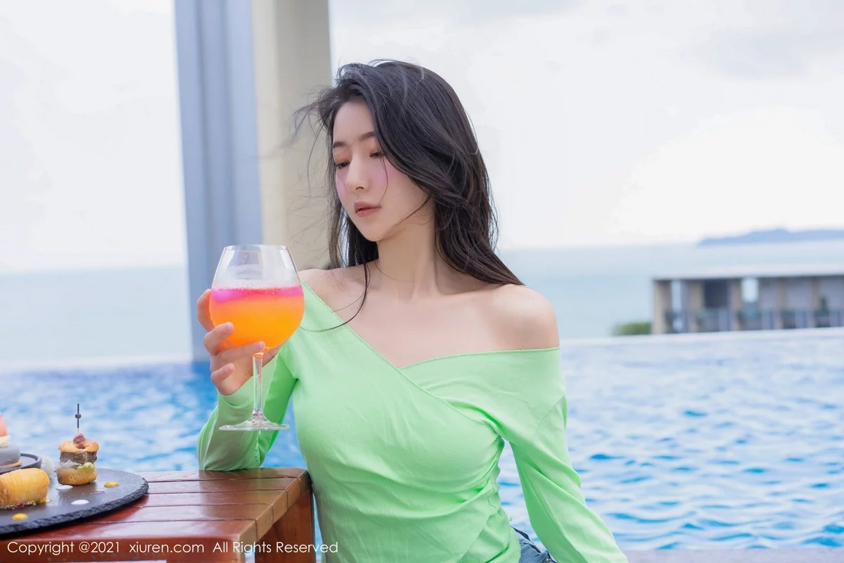 [[XiuRen秀人网]秀人网]No.4403_模特熊小诺三亚旅拍绿色上衣配牛仔裤半脱秀完美身材诱惑写真73P