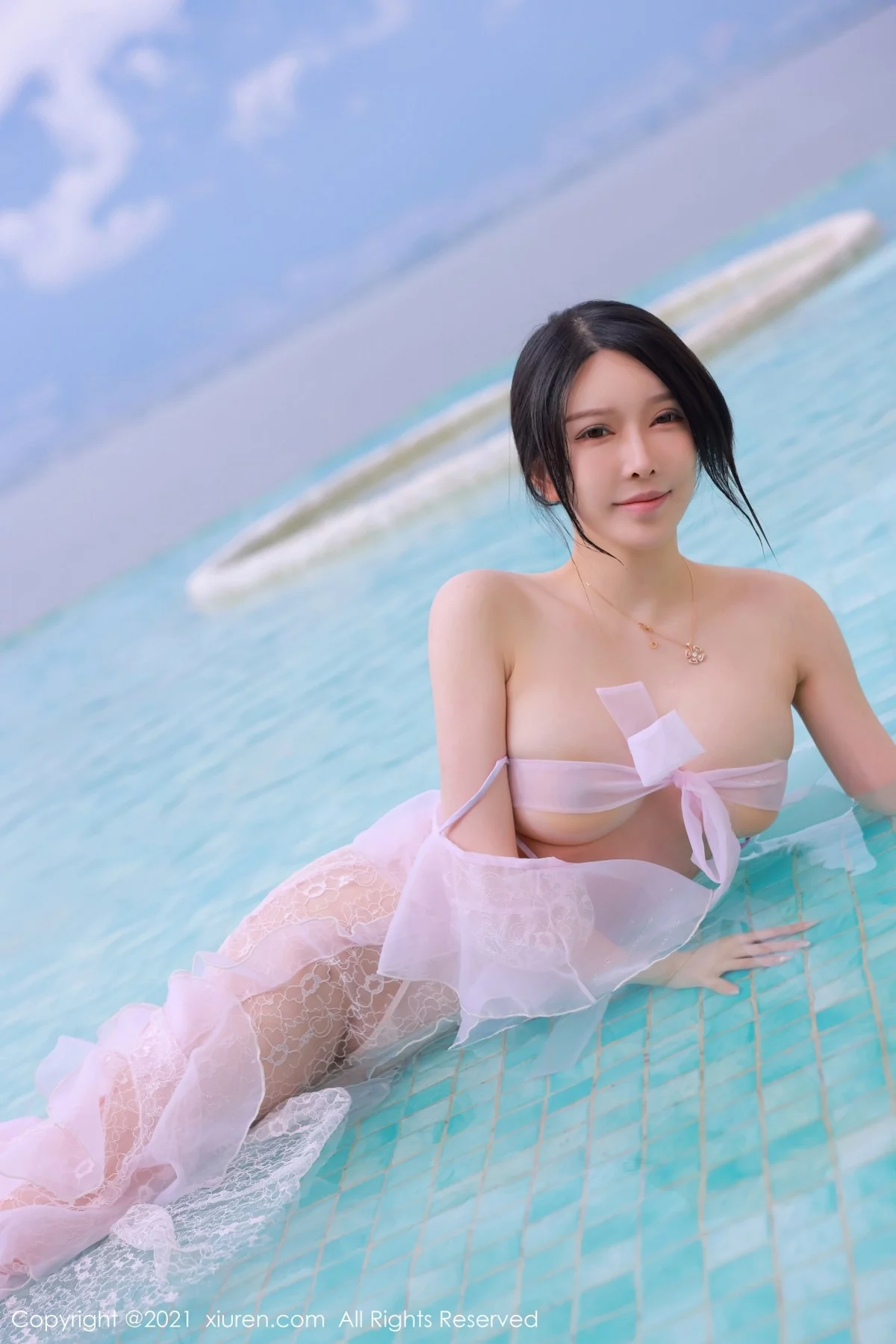 [[XiuRen秀人网]秀人网]No.4401_模特玉兔miki大理洱海旅拍粉色透明长裙秀火辣身材极致诱惑写真54P