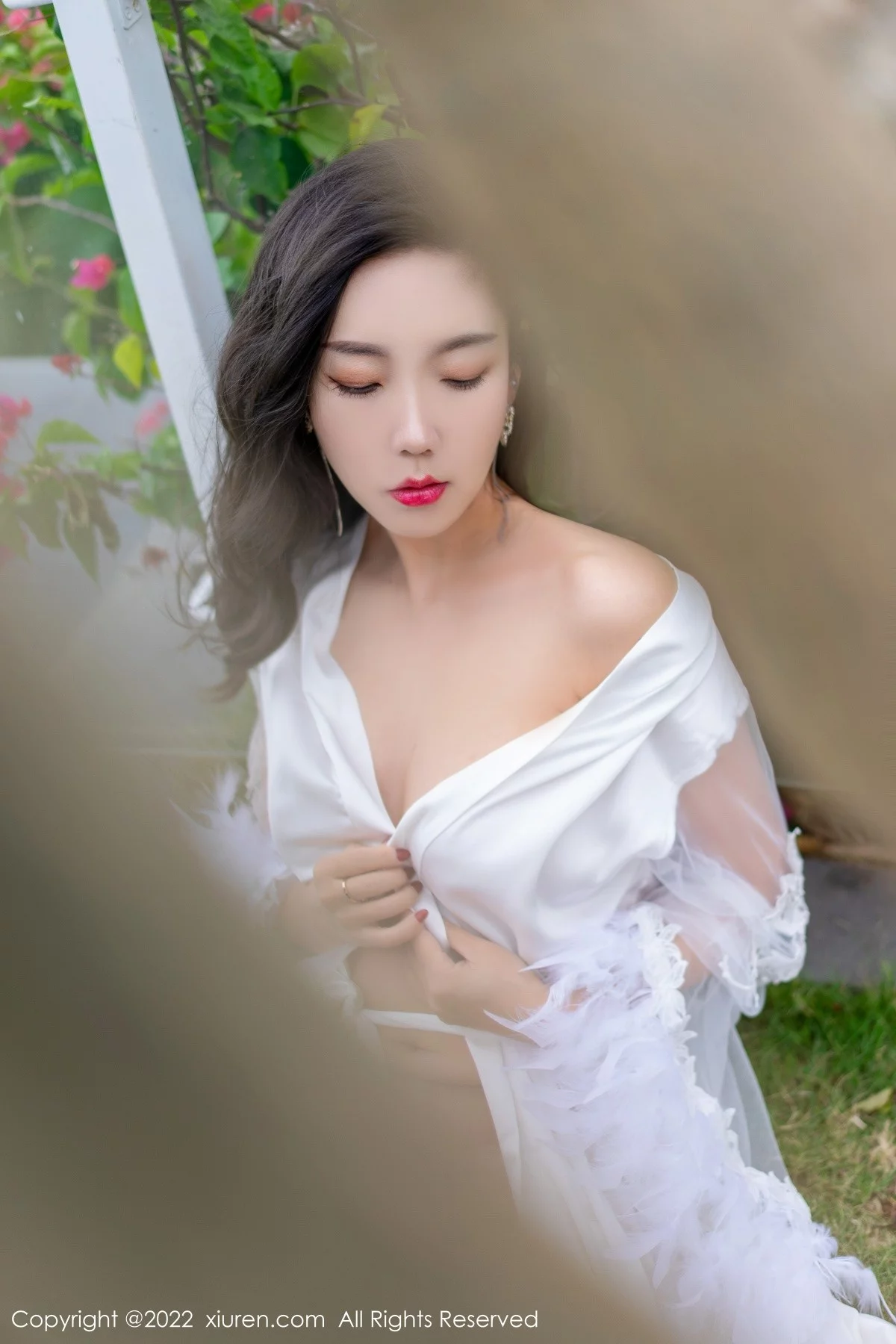 [[XiuRen秀人网]秀人网]No.4420_模特艾静香三亚旅拍户外性感白色礼服配开档肉丝撩人诱惑写真47P
