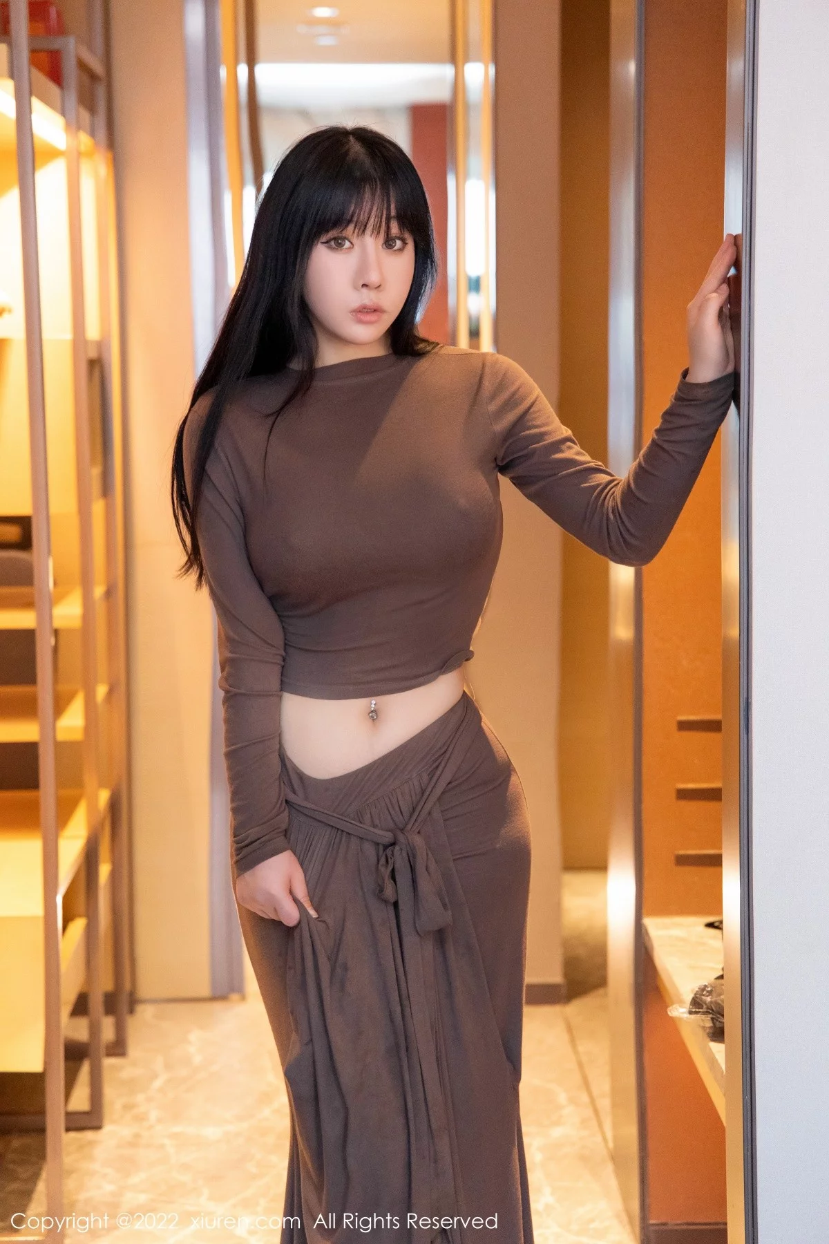 [[XiuRen秀人网]秀人网]No.4418_模特徐媛媛私房脱咖啡色长裙露开档无内黑丝裤袜惹火诱惑写真42P