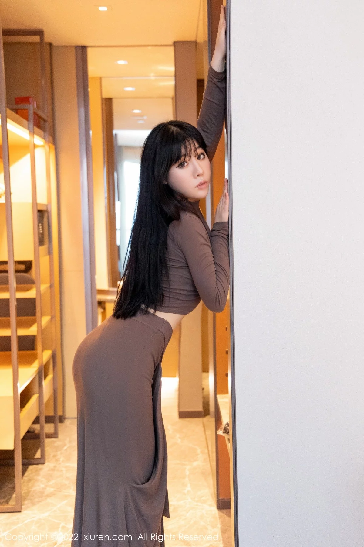 [[XiuRen秀人网]秀人网]No.4418_模特徐媛媛私房脱咖啡色长裙露开档无内黑丝裤袜惹火诱惑写真42P