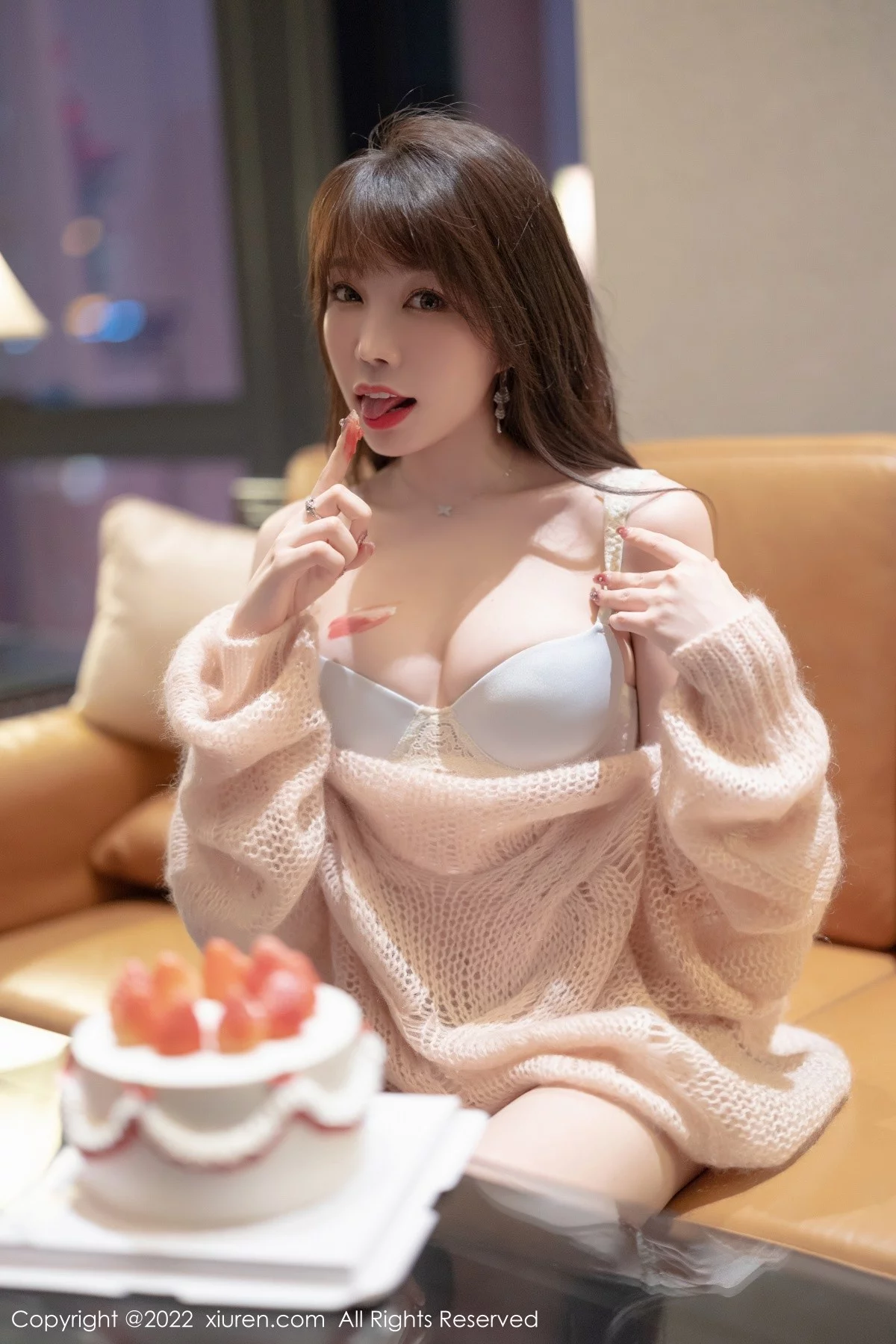 [[XiuRen秀人网]秀人网]No.4435_女神芝芝Booty私房缕空毛衣配牛仔短裤半脱露性感内衣诱惑写真94P