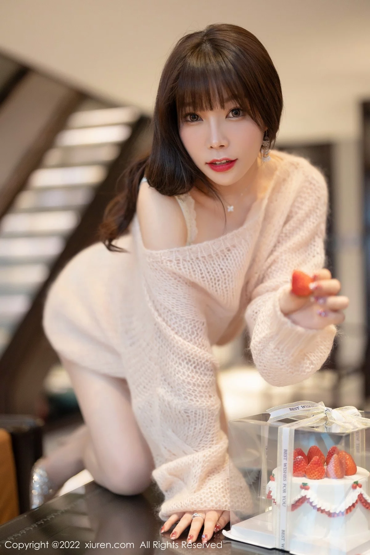 [[XiuRen秀人网]秀人网]No.4435_女神芝芝Booty私房缕空毛衣配牛仔短裤半脱露性感内衣诱惑写真94P