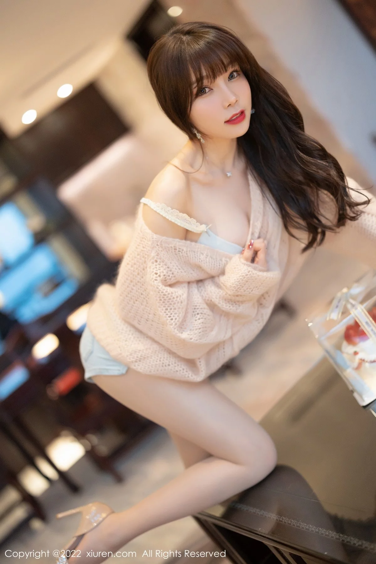 [[XiuRen秀人网]秀人网]No.4435_女神芝芝Booty私房缕空毛衣配牛仔短裤半脱露性感内衣诱惑写真94P