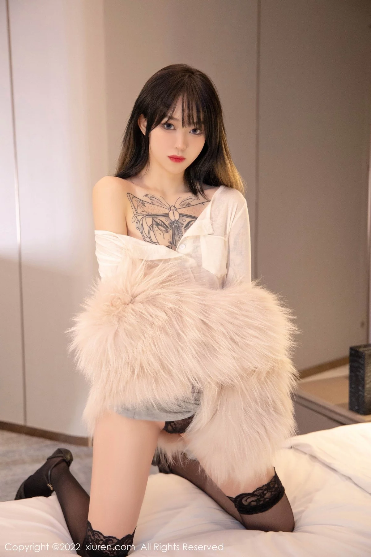 [[XiuRen秀人网]秀人网]No.4441_模特奶瓶皮草下白色轻透上衣配蕾丝袜半脱秀惹火身材诱惑写真50P