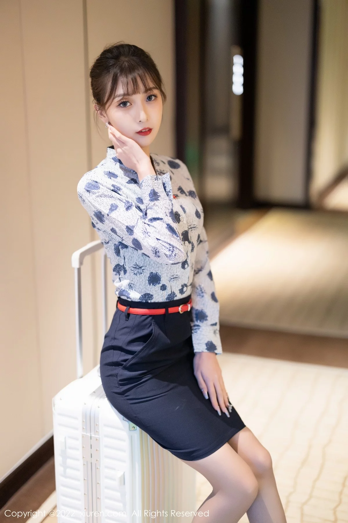 [[XiuRen秀人网]秀人网]No.4447_模特林星阑空姐制服半脱露性感黑色内衣配灰丝裤袜诱惑写真100P