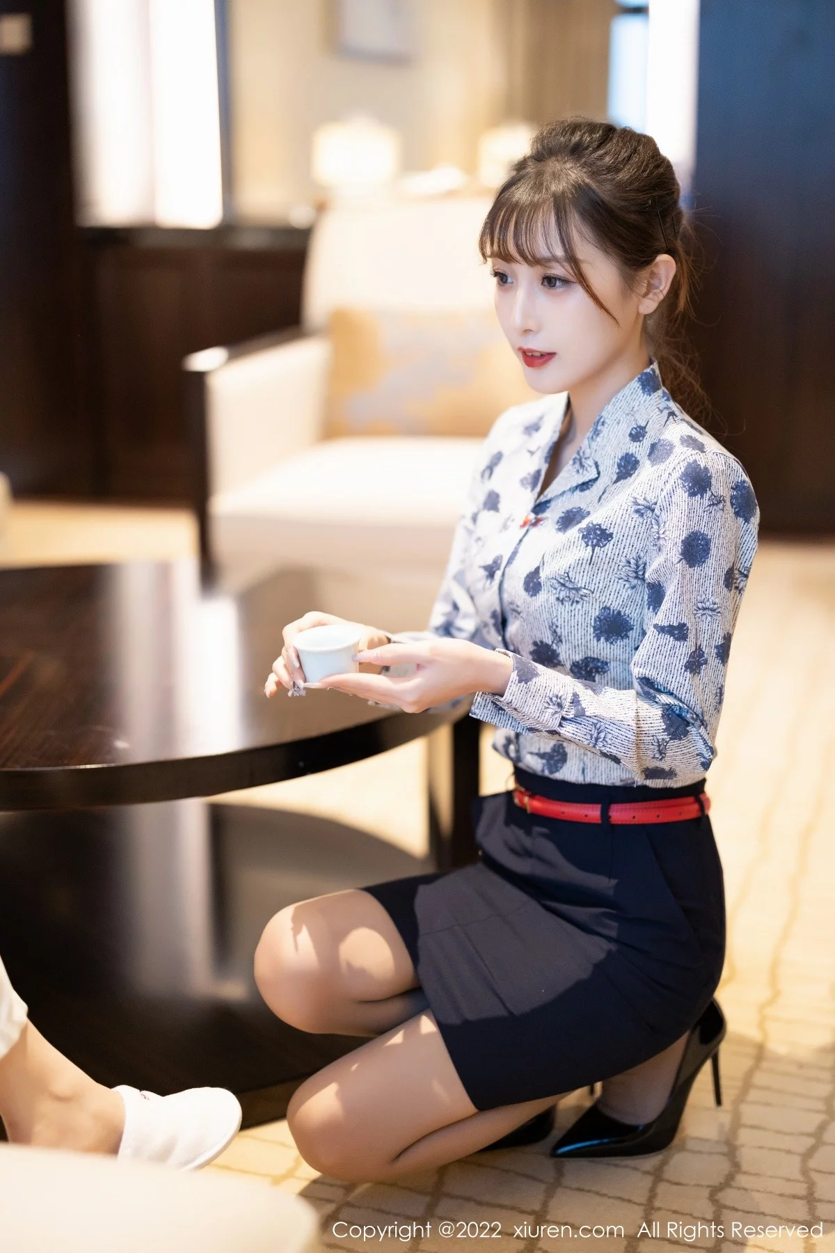 [[XiuRen秀人网]秀人网]No.4447_模特林星阑空姐制服半脱露性感黑色内衣配灰丝裤袜诱惑写真100P
