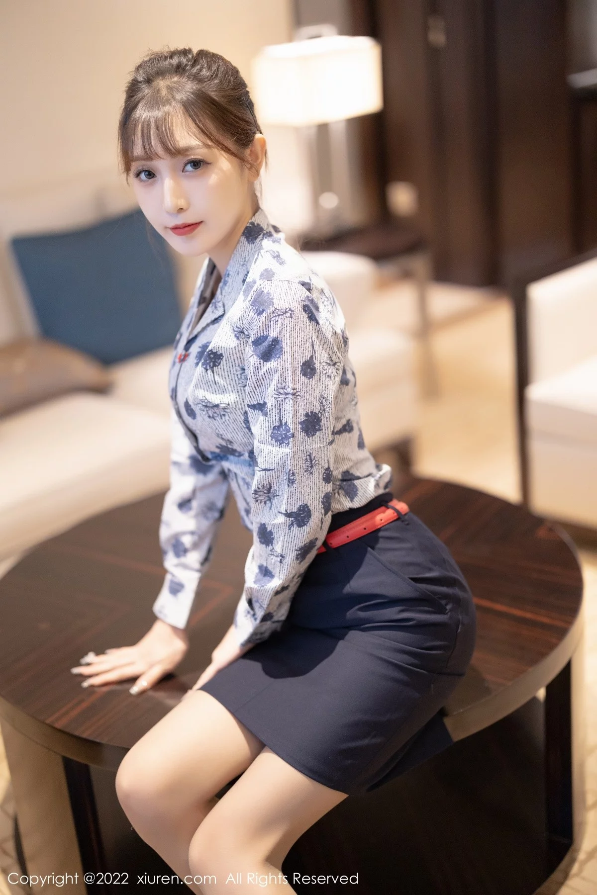 [[XiuRen秀人网]秀人网]No.4447_模特林星阑空姐制服半脱露性感黑色内衣配灰丝裤袜诱惑写真100P