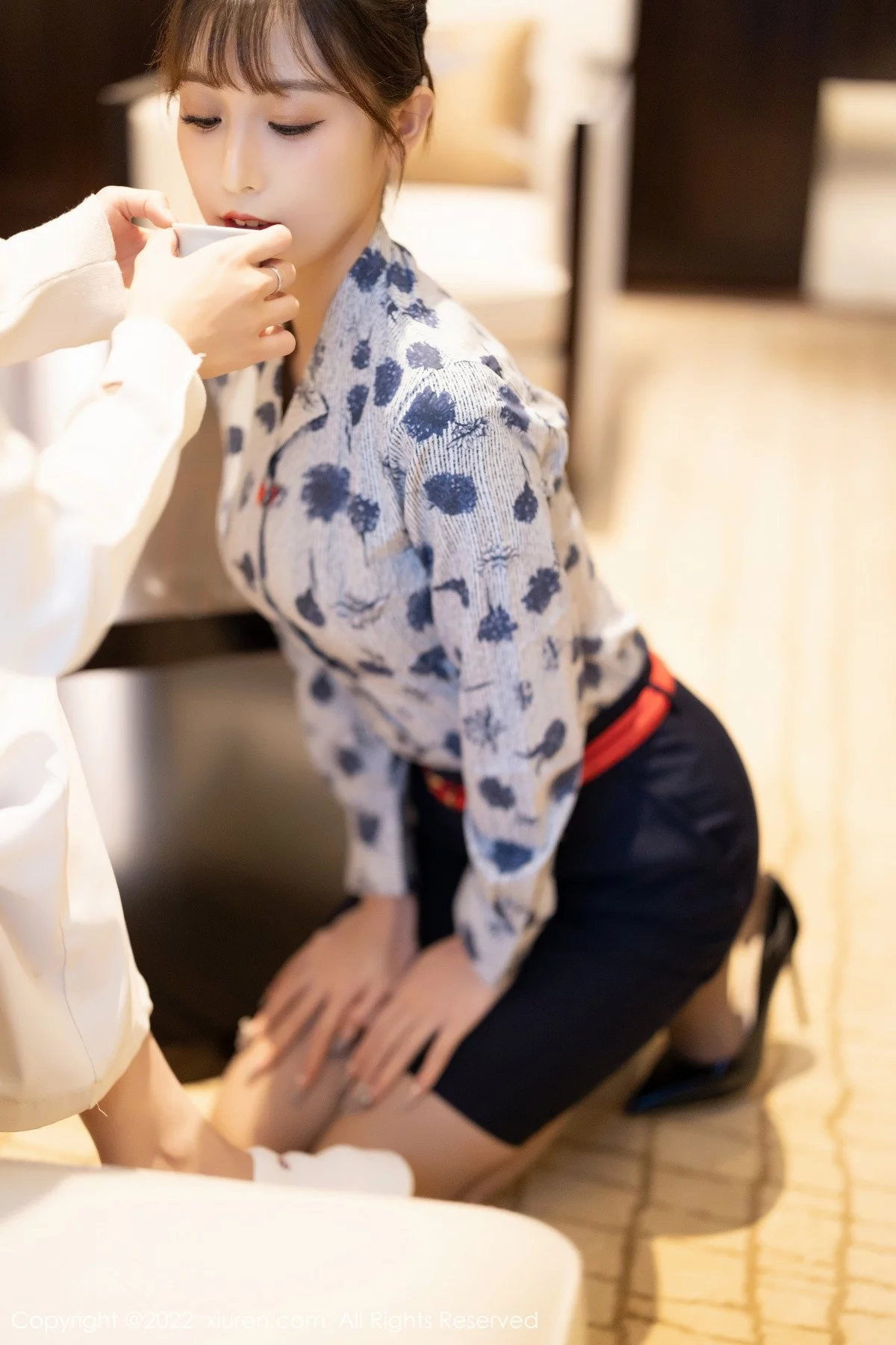 [[XiuRen秀人网]秀人网]No.4447_模特林星阑空姐制服半脱露性感黑色内衣配灰丝裤袜诱惑写真100P