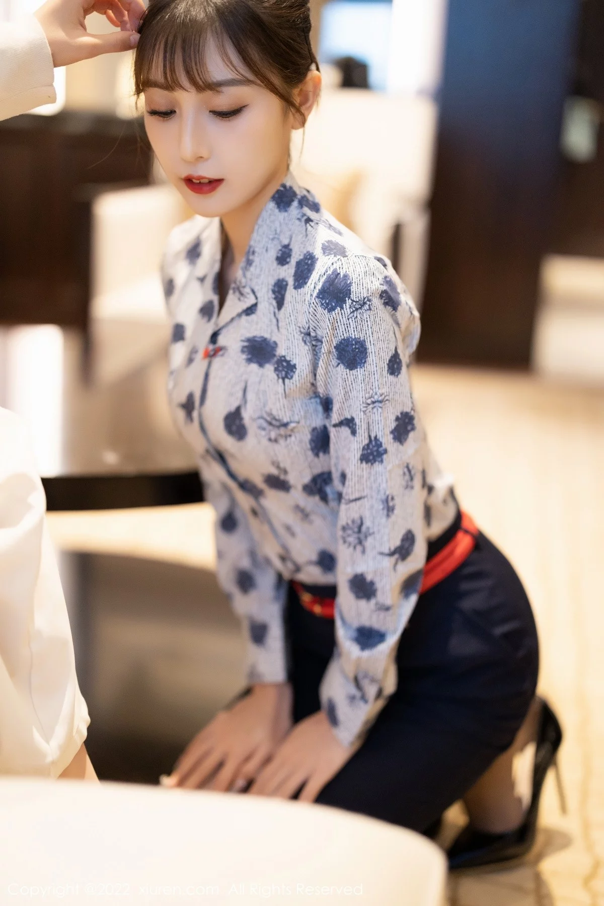 [[XiuRen秀人网]秀人网]No.4447_模特林星阑空姐制服半脱露性感黑色内衣配灰丝裤袜诱惑写真100P