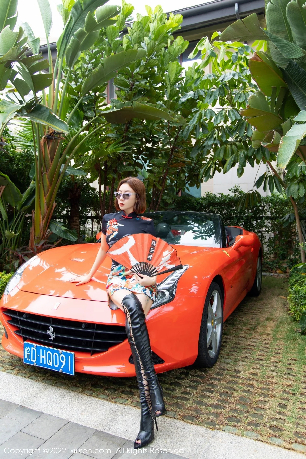 [[XiuRen秀人网]秀人网]No.4458_御姐果儿Victoria三亚旅拍户外机车场景脱旗袍露性感内衣诱惑写真43P