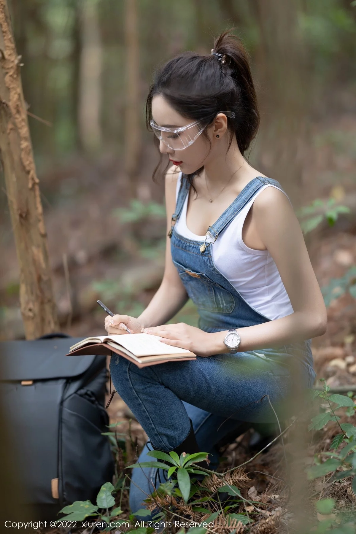 [[XiuRen秀人网]秀人网]No.4465_女神王馨瑶yanni户外探险主题脱牛仔背带服露黑色内衣性感写真63P