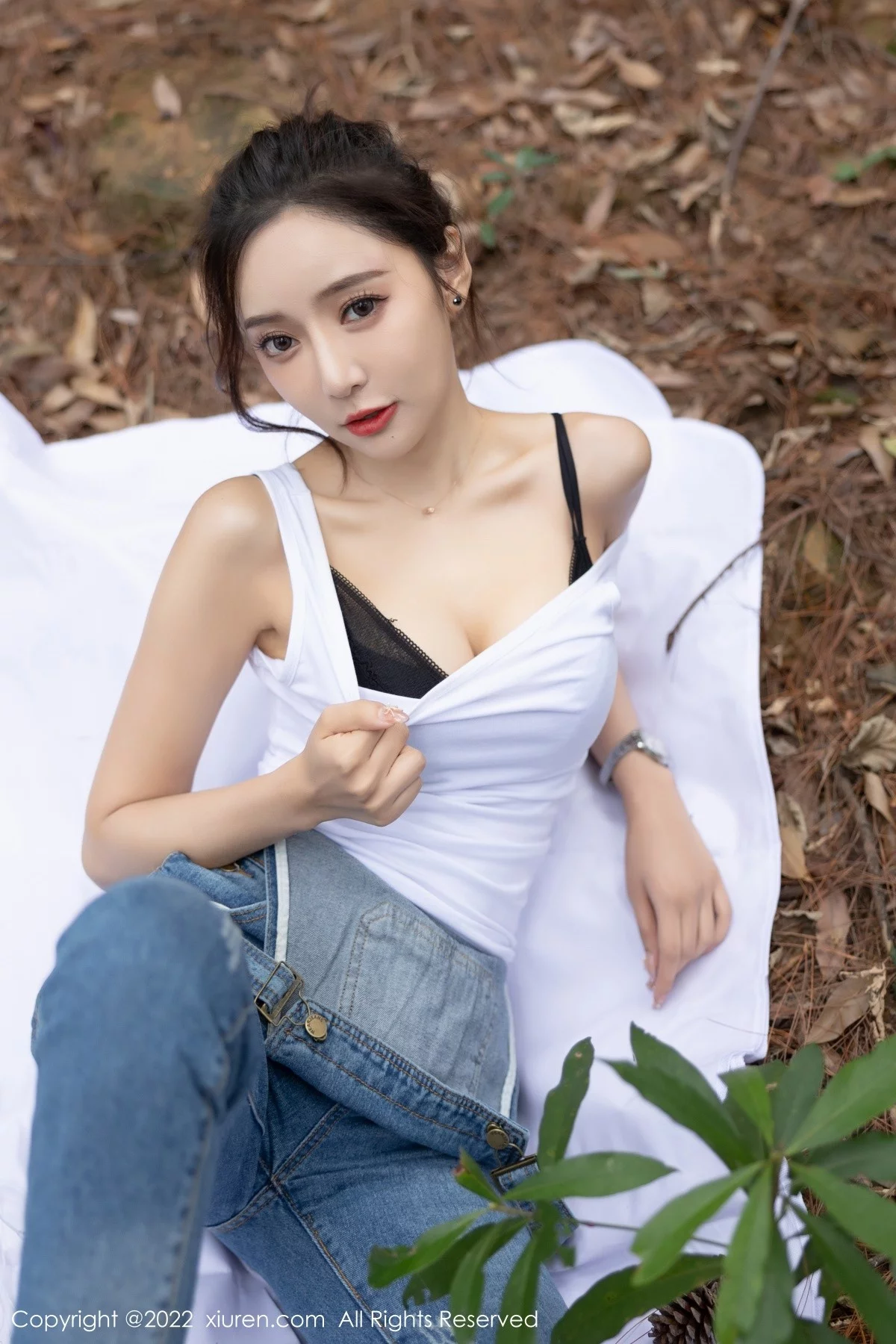 [[XiuRen秀人网]秀人网]No.4465_女神王馨瑶yanni户外探险主题脱牛仔背带服露黑色内衣性感写真63P