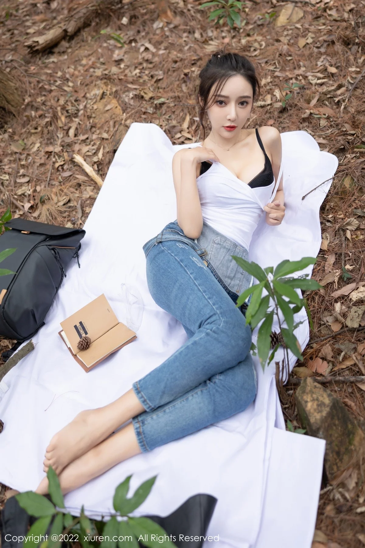 [[XiuRen秀人网]秀人网]No.4465_女神王馨瑶yanni户外探险主题脱牛仔背带服露黑色内衣性感写真63P