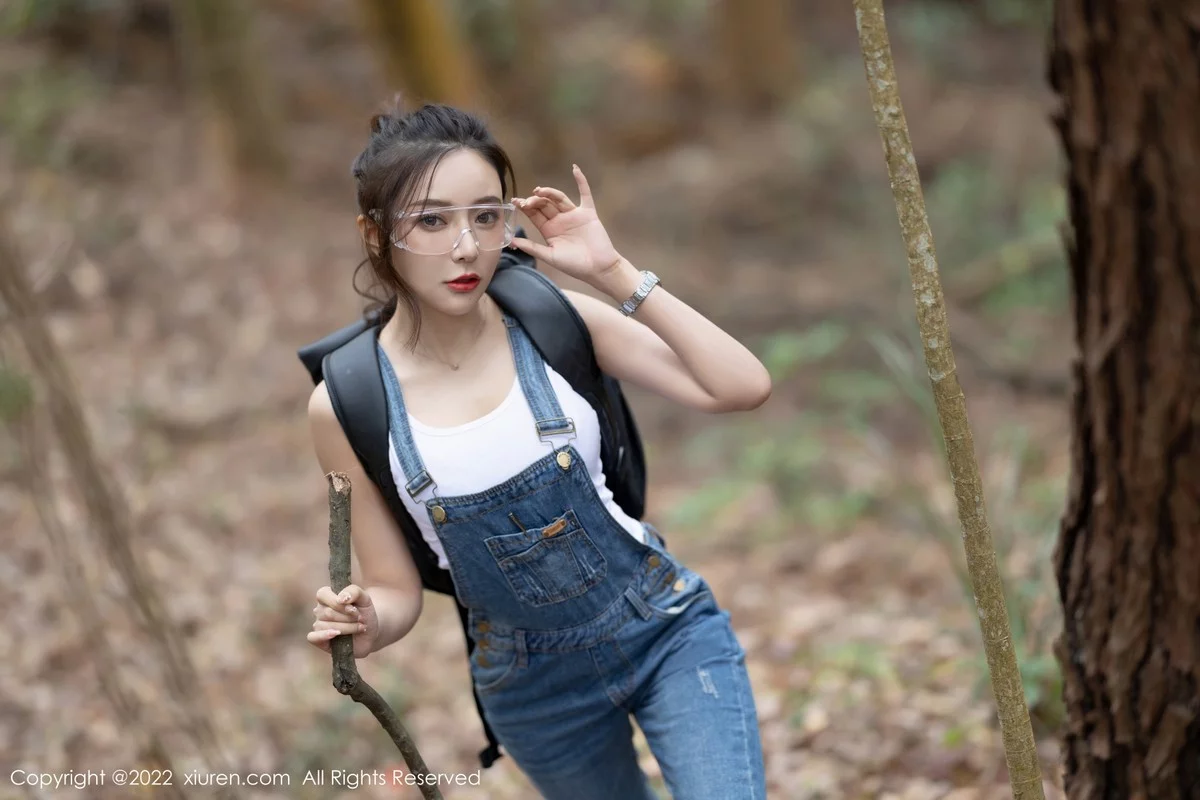 [[XiuRen秀人网]秀人网]No.4465_女神王馨瑶yanni户外探险主题脱牛仔背带服露黑色内衣性感写真63P